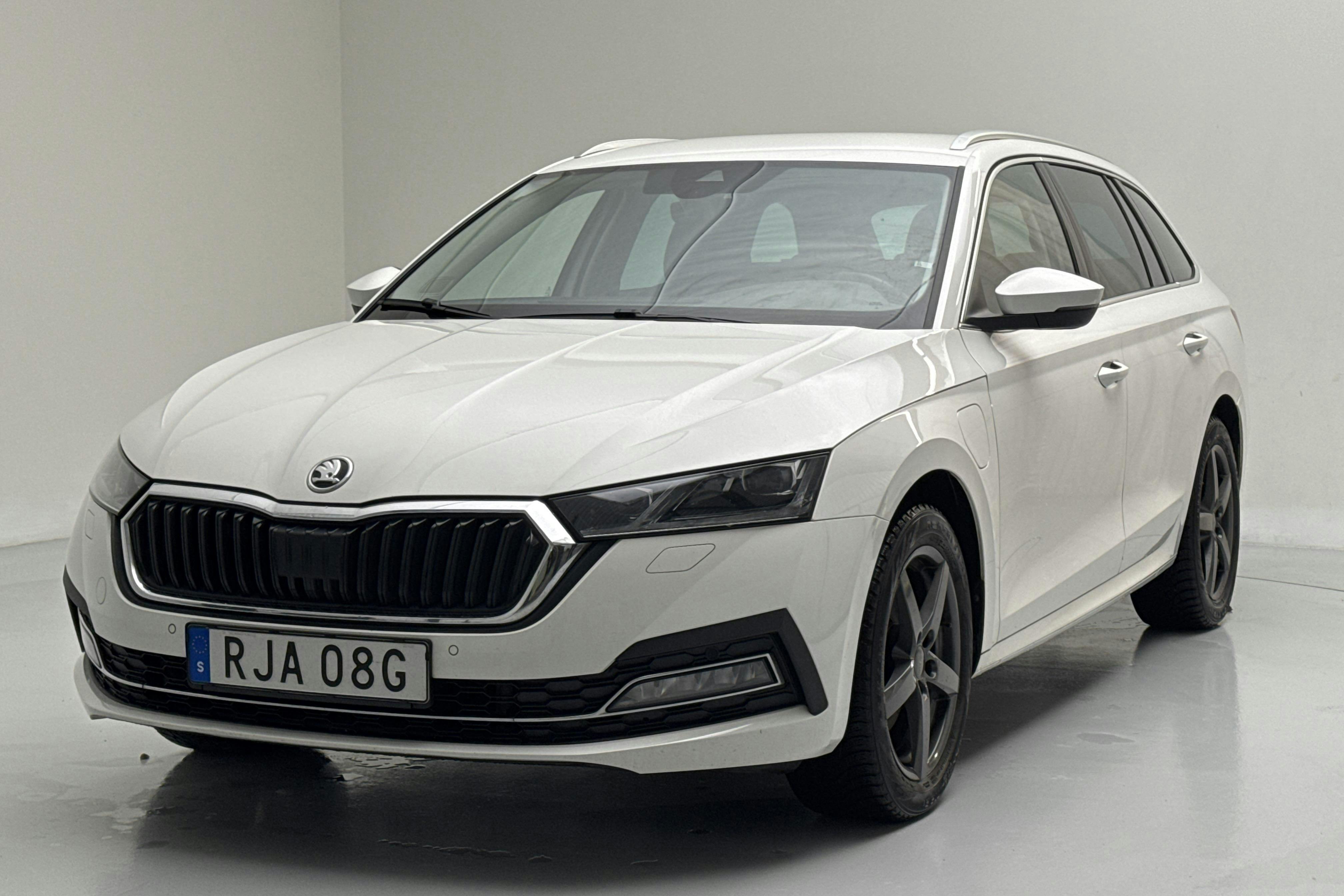 Presentationsfoto 1 av 16: Skoda Octavia 1.4 iV PHEV Combi (204hk) - 12 117 mil - Automat - vit - 2023