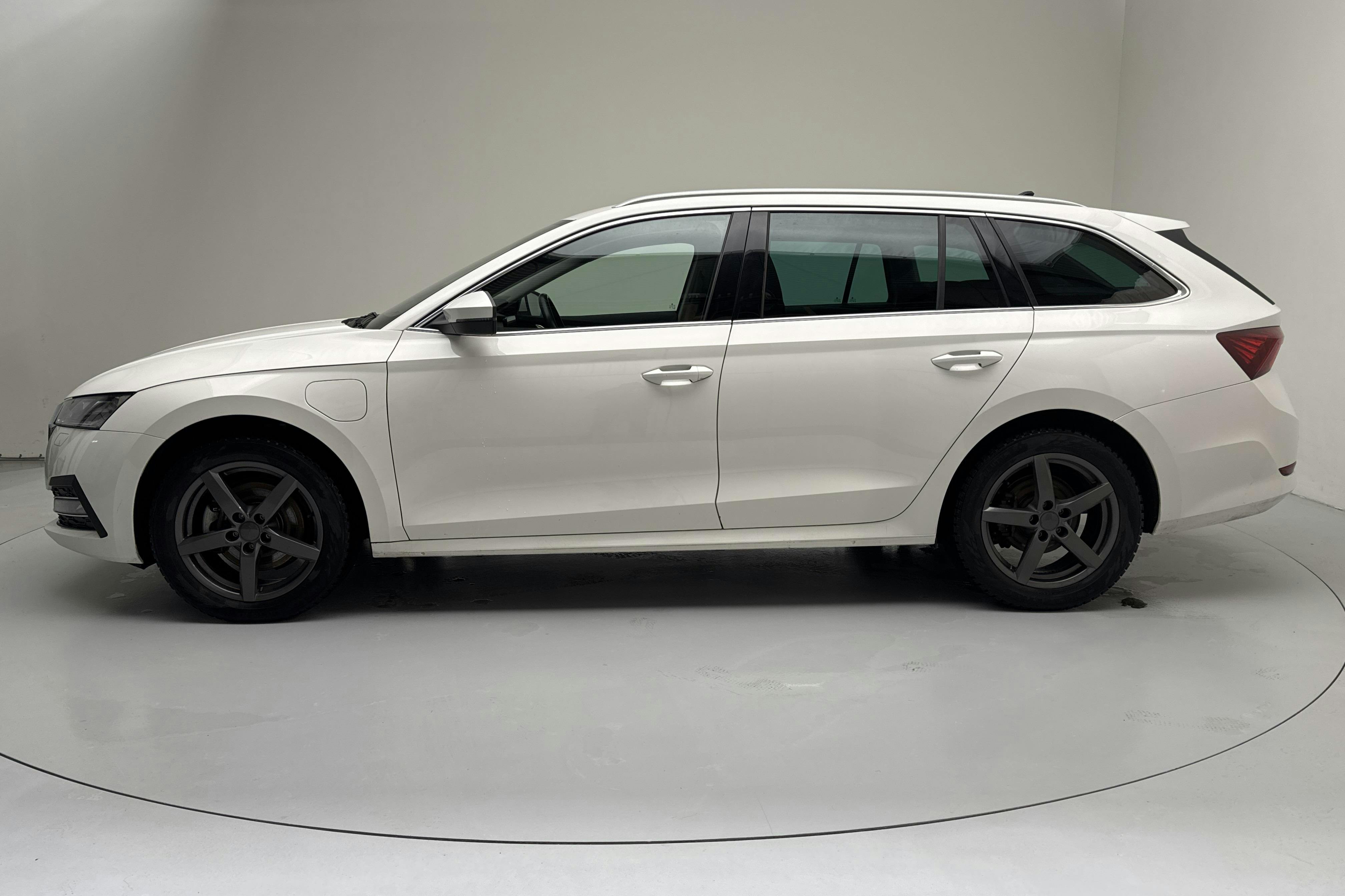 Presentationsfoto 2 av 16: Skoda Octavia 1.4 iV PHEV Combi (204hk) - 12 117 mil - Automat - vit - 2023