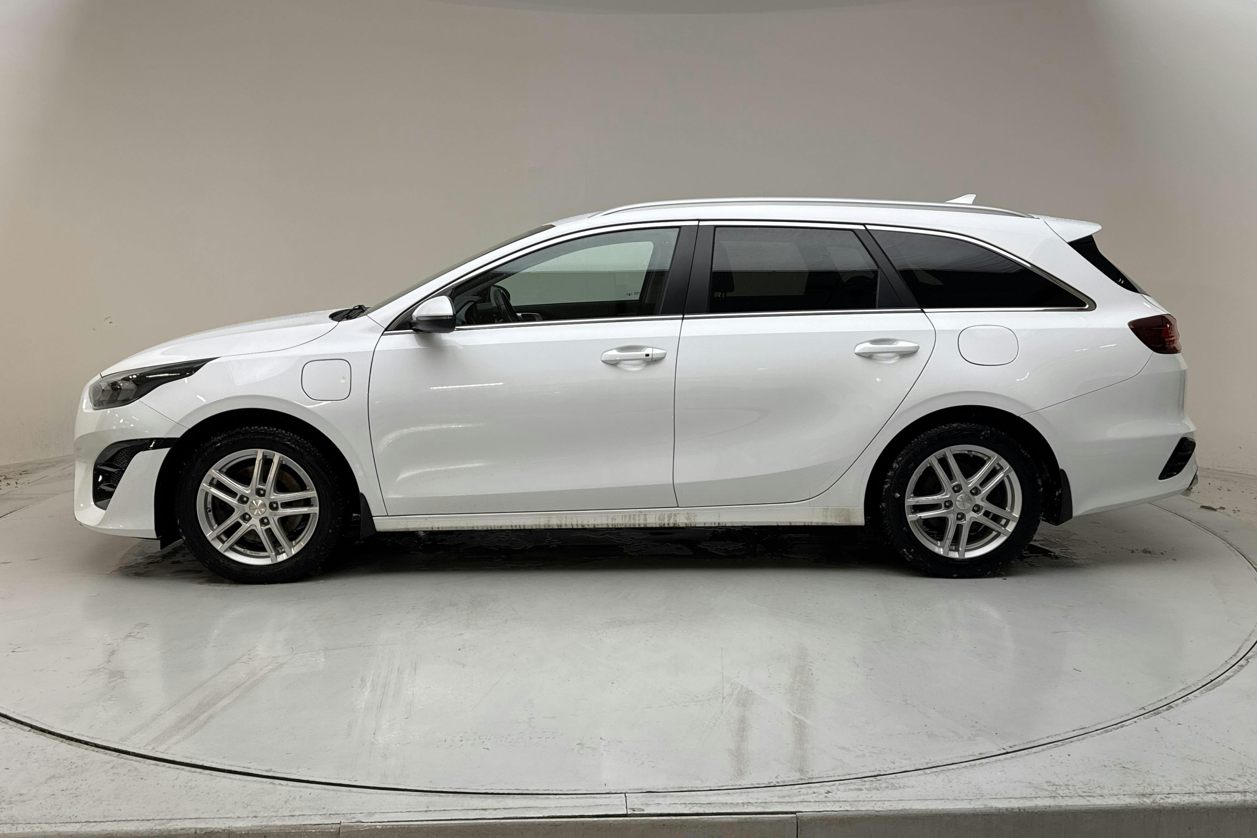 Presentationsfoto 2 av 16: KIA Ceed 1.6 Plug-in Hybrid SW (141hk) - 6 836 mil - Automat - vit - 2022
