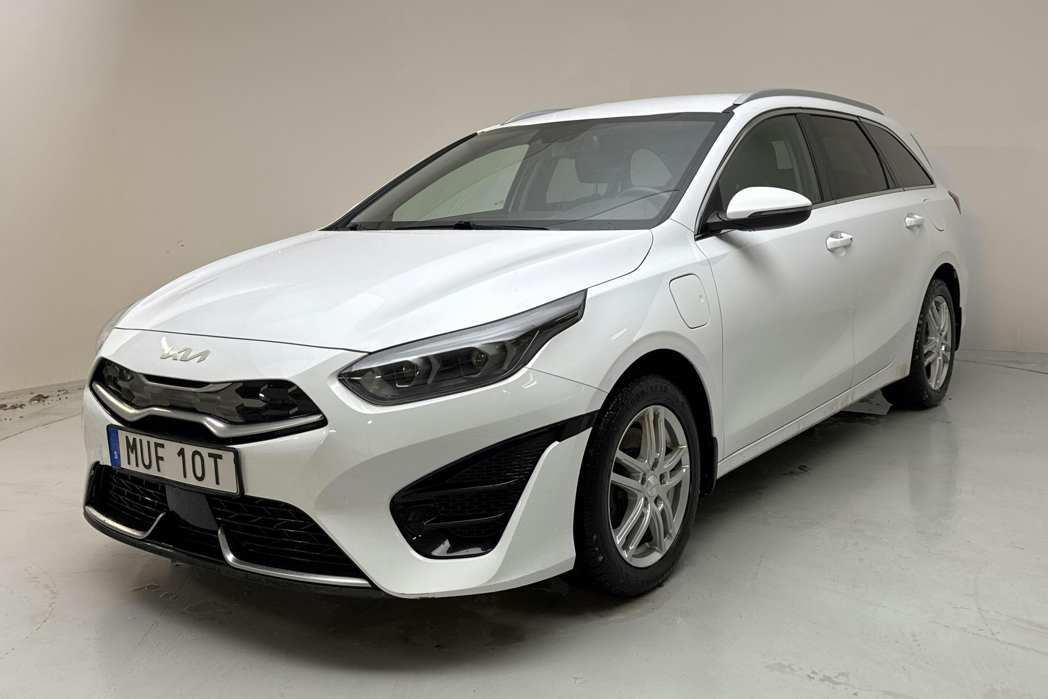 Presentationsfoto 1 av 16: KIA Ceed 1.6 Plug-in Hybrid SW (141hk) - 6 836 mil - Automat - vit - 2022