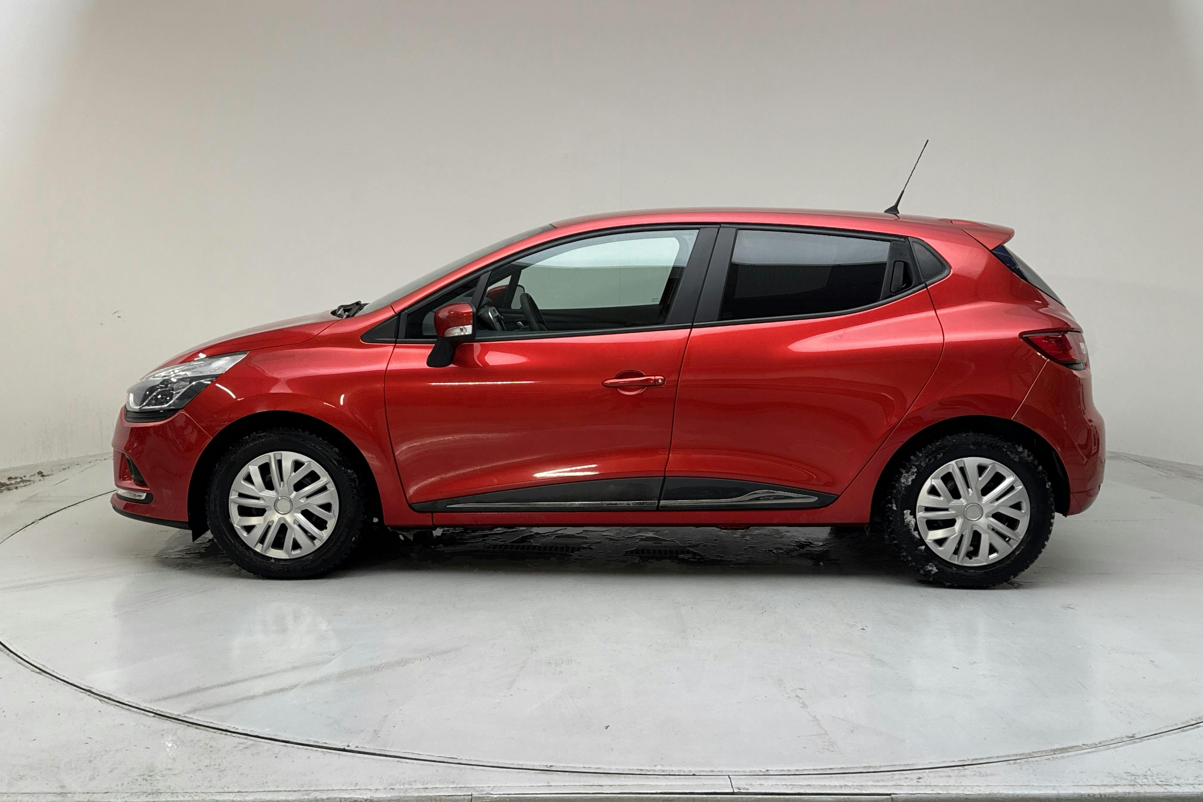 Presentation photo 2 of 14: Renault Clio IV 0.9 TCe 90 5dr (90hk) - 88 490 km - Manual - red - 2019