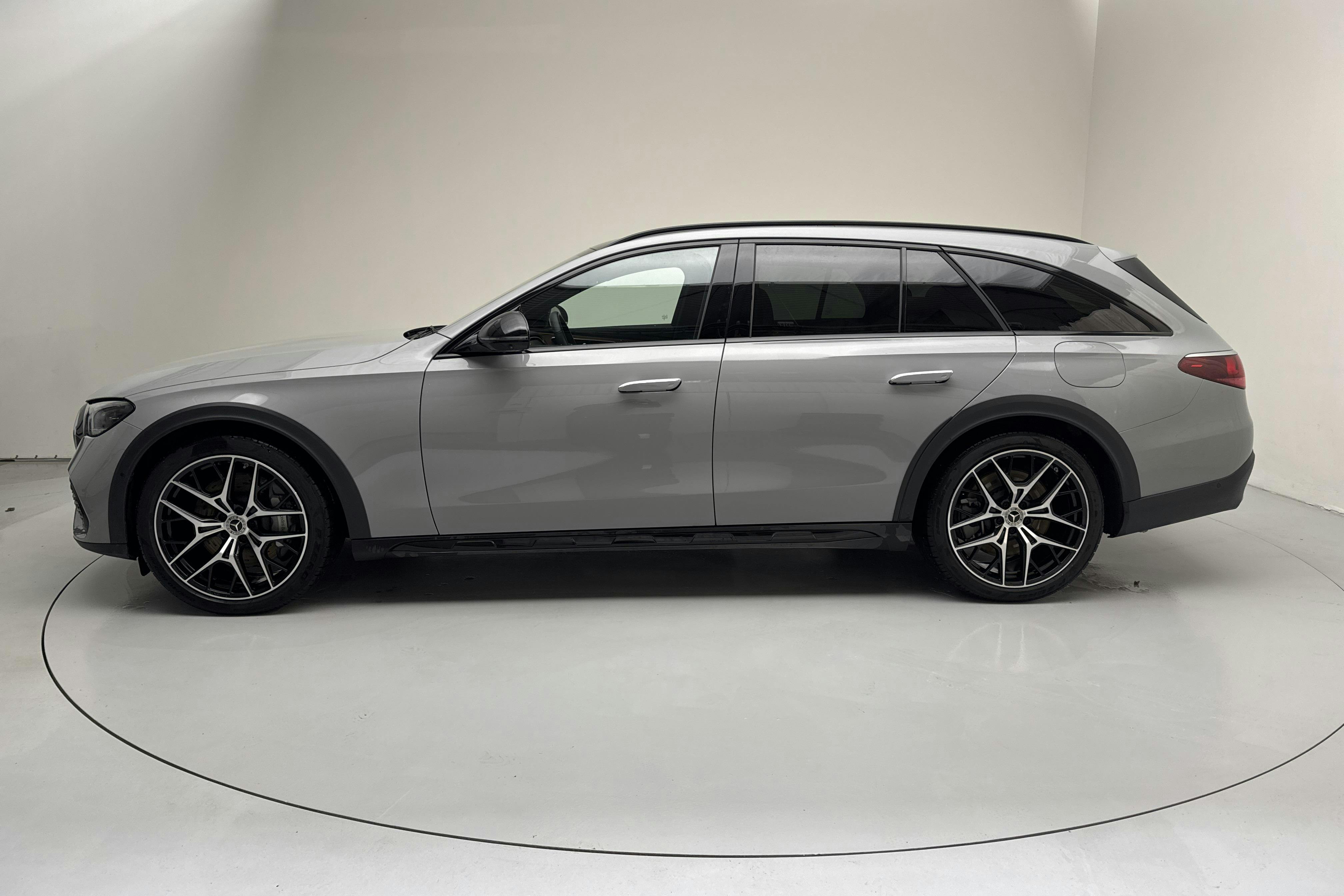 Presentationsfoto 2 av 21: Mercedes E 300 de 4Matic All Terrain Kombi S214 (313hk) - 764 mil - Automat - grå - 2025