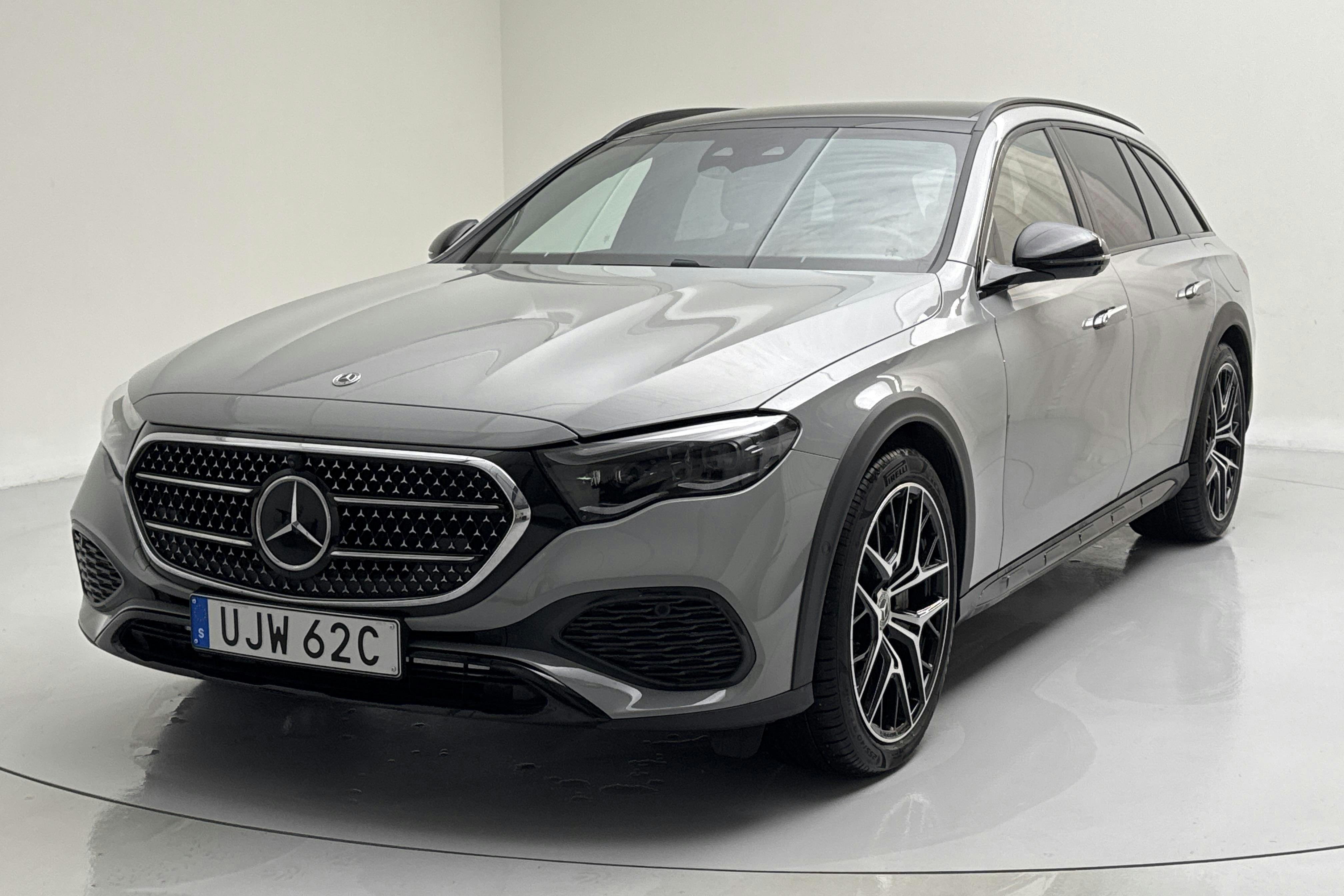 Presentationsfoto 1 av 21: Mercedes E 300 de 4Matic All Terrain Kombi S214 (313hk) - 764 mil - Automat - grå - 2025