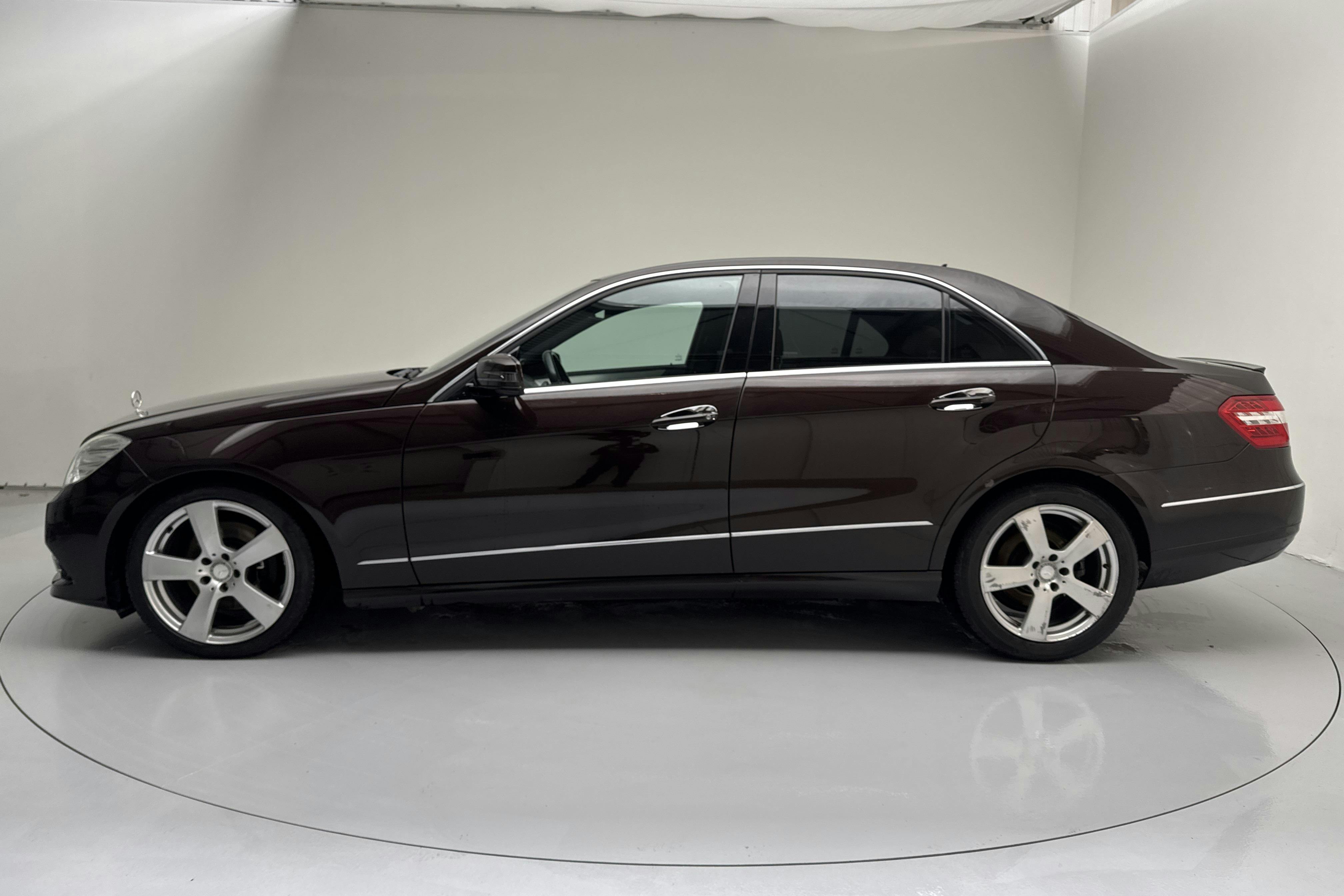 Presentation photo 2 of 14: Mercedes E 350 W212 (292hk) - 193 080 km - Automatic - Dark Brown - 2009
