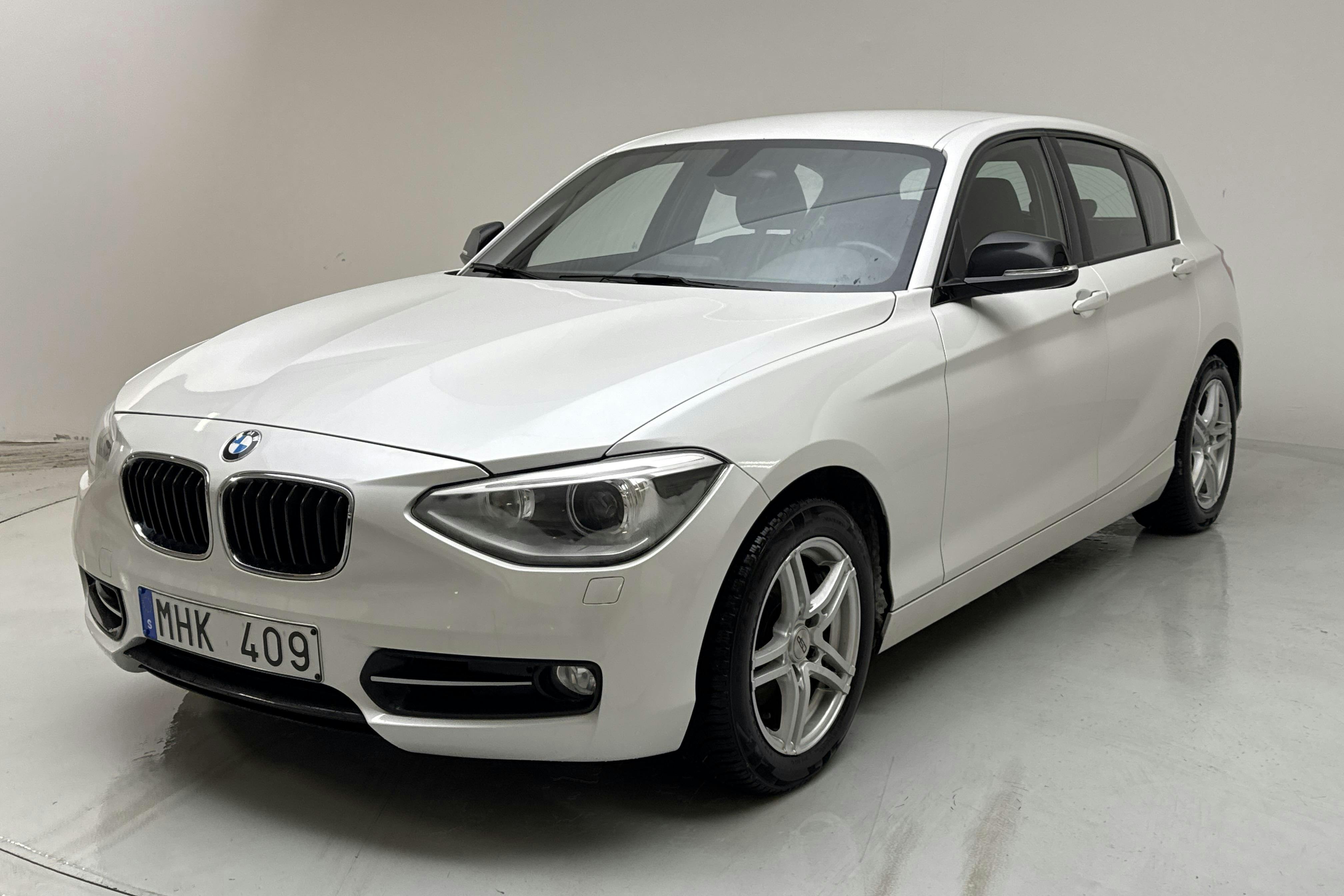 Presentationsfoto 1 av 12: BMW 118i 5dr, F20 (170hk) - 15 162 mil - Manuell - vit - 2012