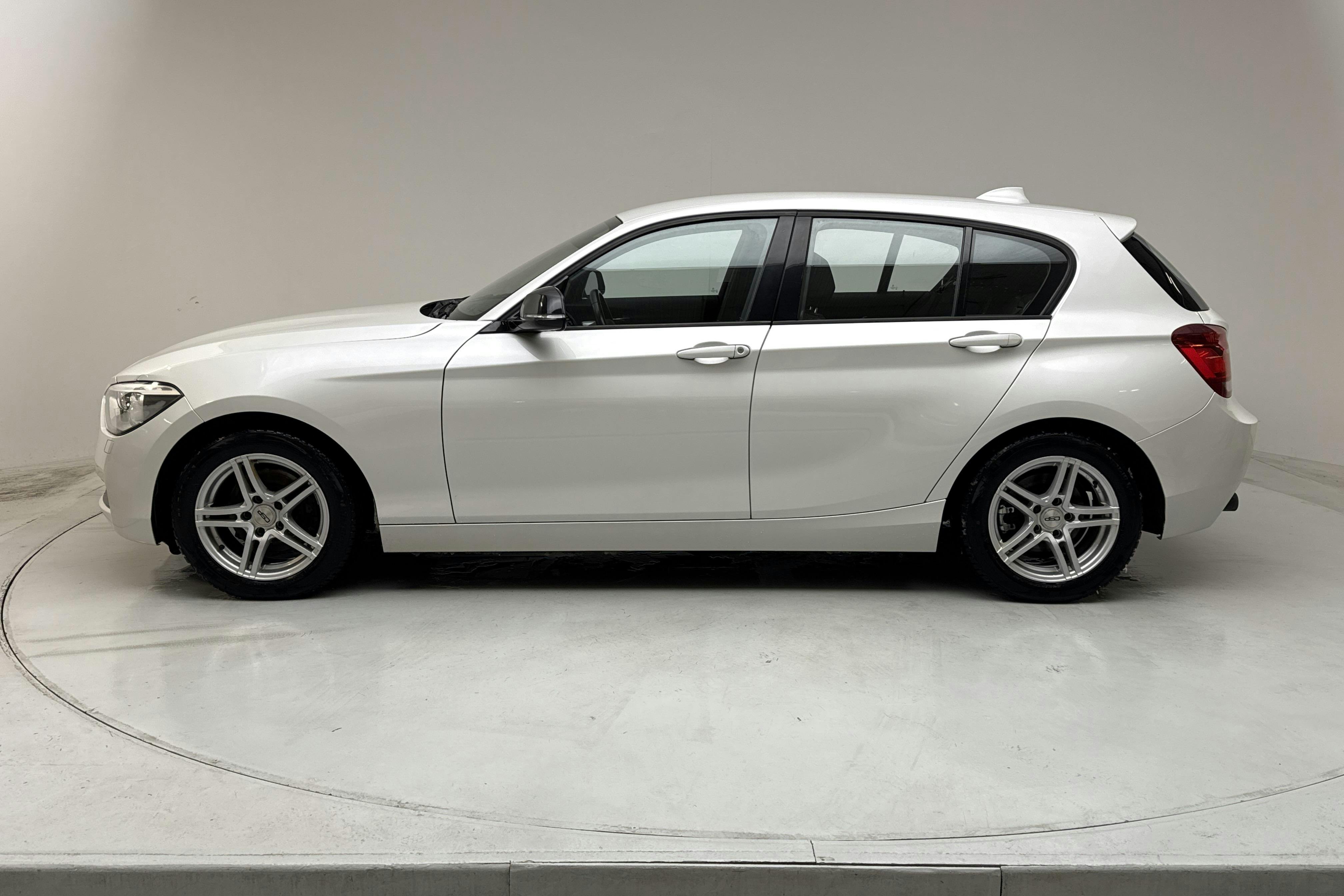Presentationsfoto 2 av 12: BMW 118i 5dr, F20 (170hk) - 15 162 mil - Manuell - vit - 2012