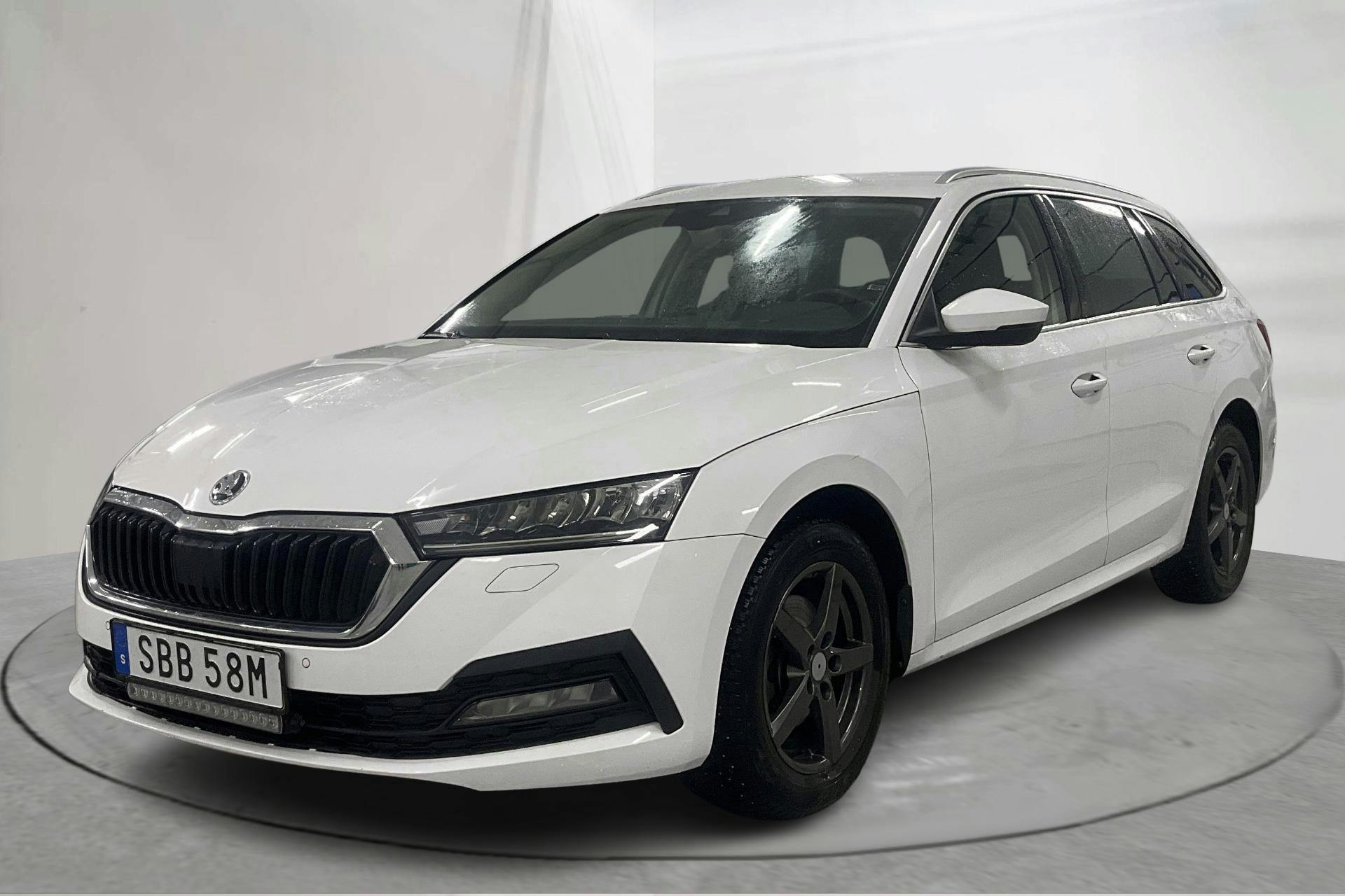 Presentationsfoto 1 av 26: Skoda Octavia 2.0 TDI Combi (116hk) - 5 335 mil - Automat - vit - 2022