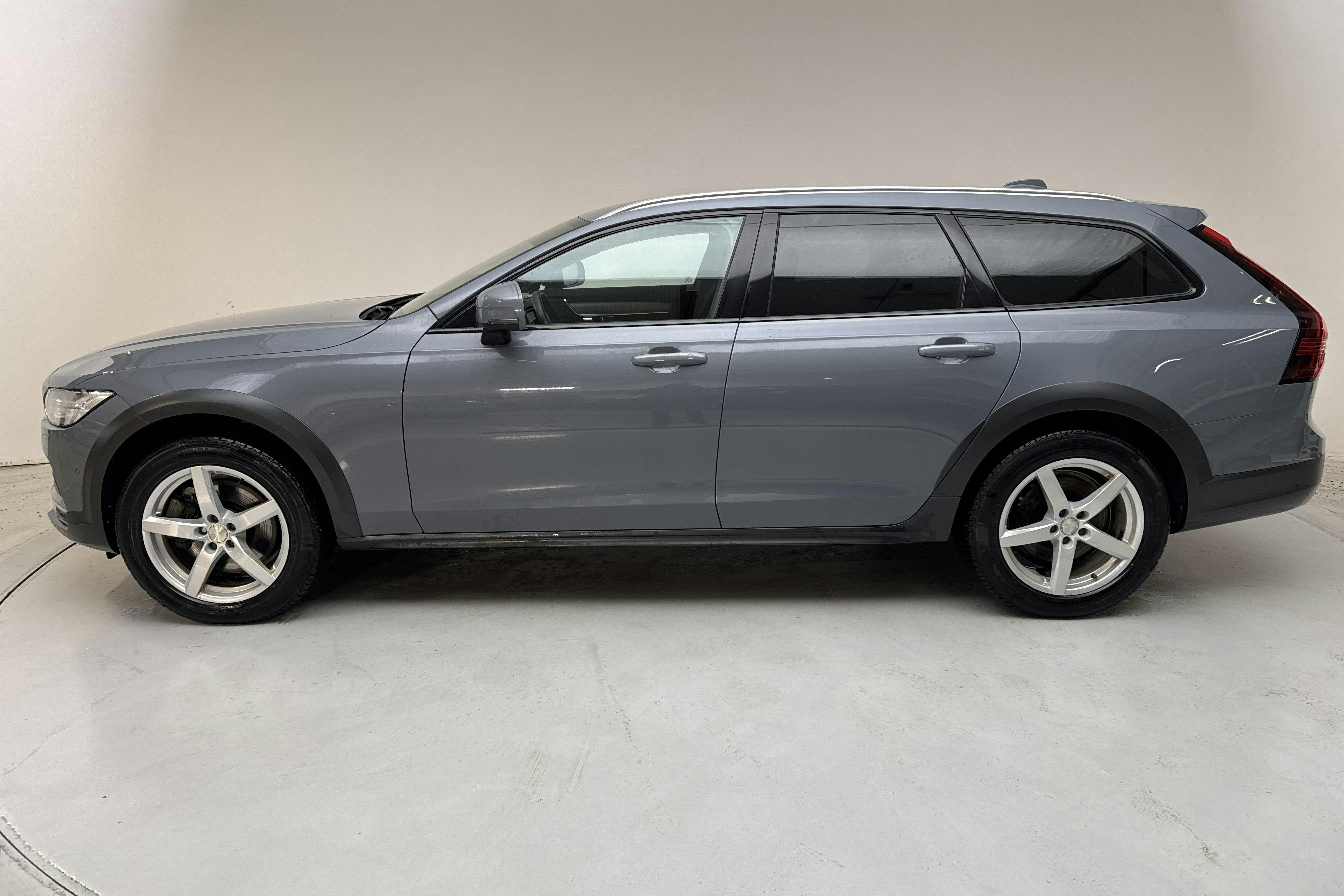 Zdjęcie prezentacyjne 2 z 18: Volvo V90 B4 Cross Country AWD Mildhybrid, Diesel (197hk) - 122 420 km - Automatyczna - szary - 2022
