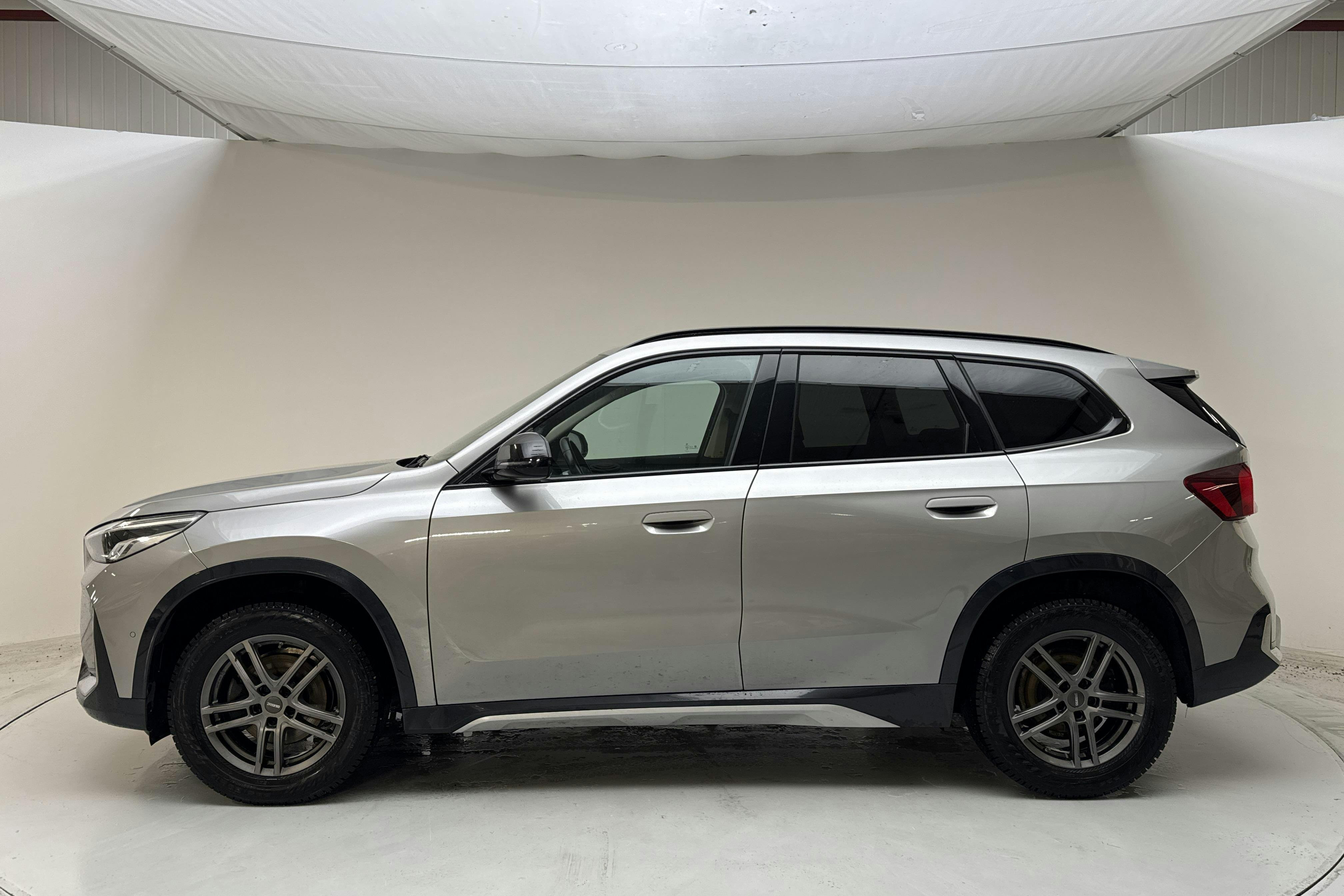 Presentationsfoto 2 av 14: BMW X1 sDrive18i, U11 (140hk) - 7 054 mil - Automat - grå - 2024