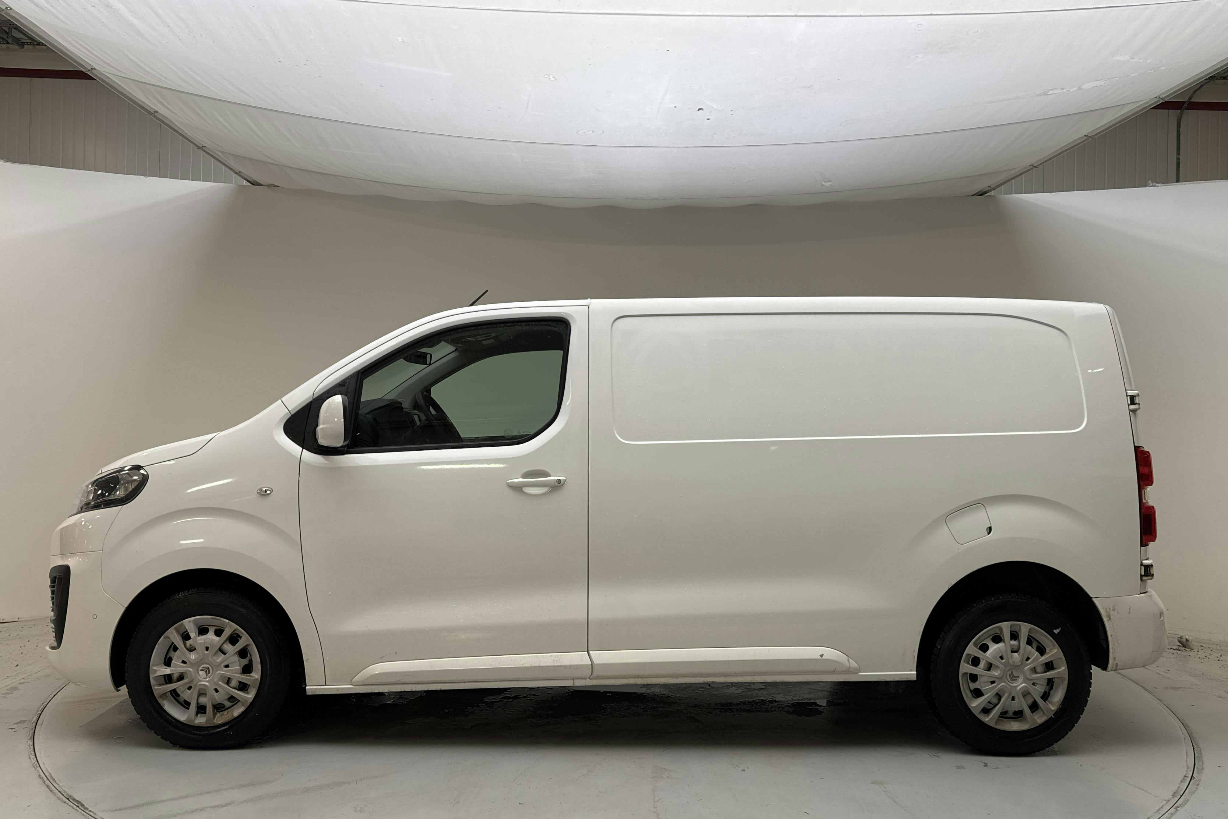 Presentationsfoto 2 av 13: Citroën Jumpy III 2.0 BlueHDI Skåp (120hk) - 10 552 mil - Manuell - vit - 2019