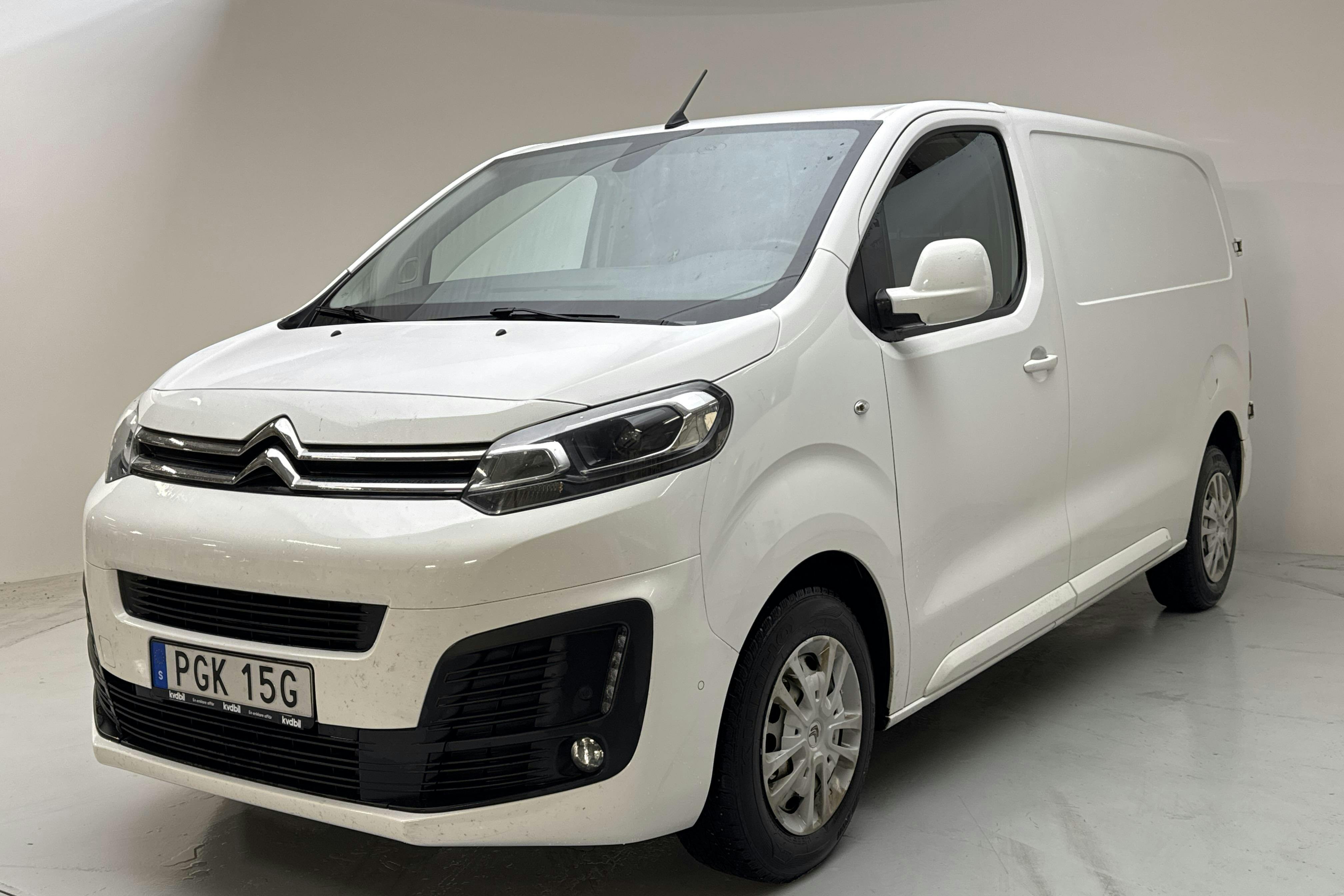 Presentationsfoto 1 av 13: Citroën Jumpy III 2.0 BlueHDI Skåp (120hk) - 10 552 mil - Manuell - vit - 2019