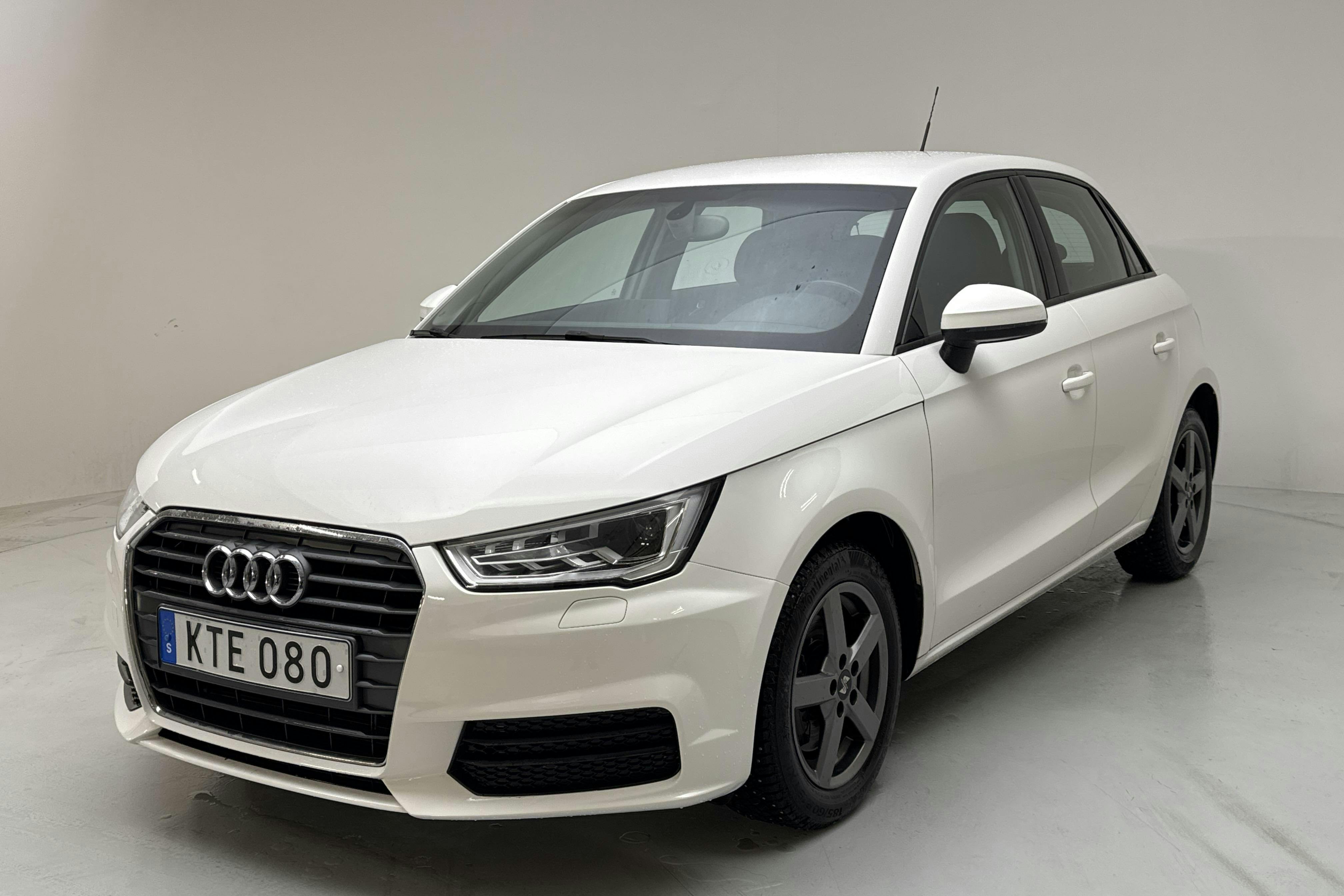 Präsentationsfoto 1 von 12: Audi A1 1.4 TFSI Sportback (125hk) - 72 320 Kilometer - Verkaufsautomat - Weiß - 2015