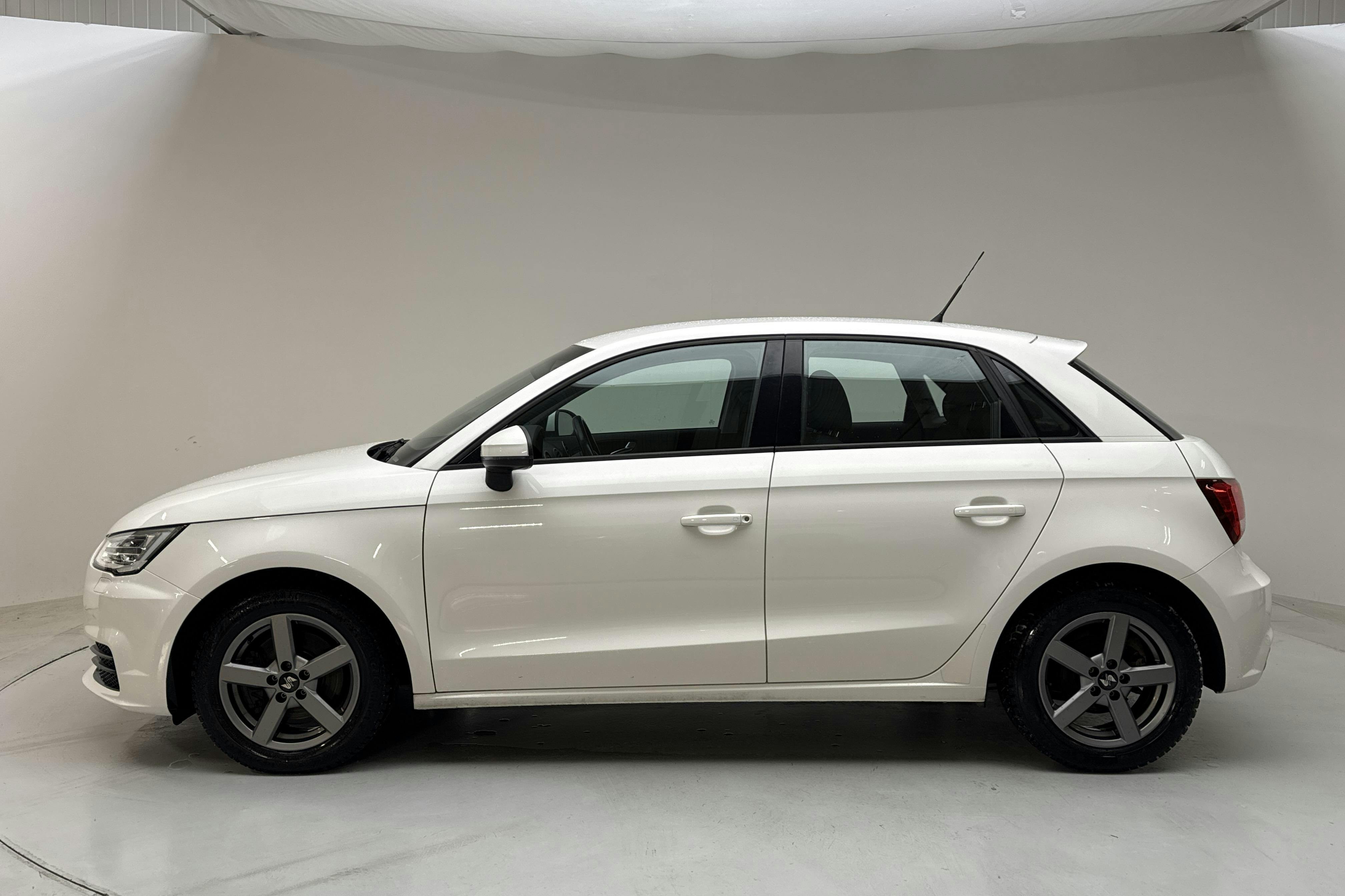 Präsentationsfoto 2 von 12: Audi A1 1.4 TFSI Sportback (125hk) - 72 320 Kilometer - Verkaufsautomat - Weiß - 2015