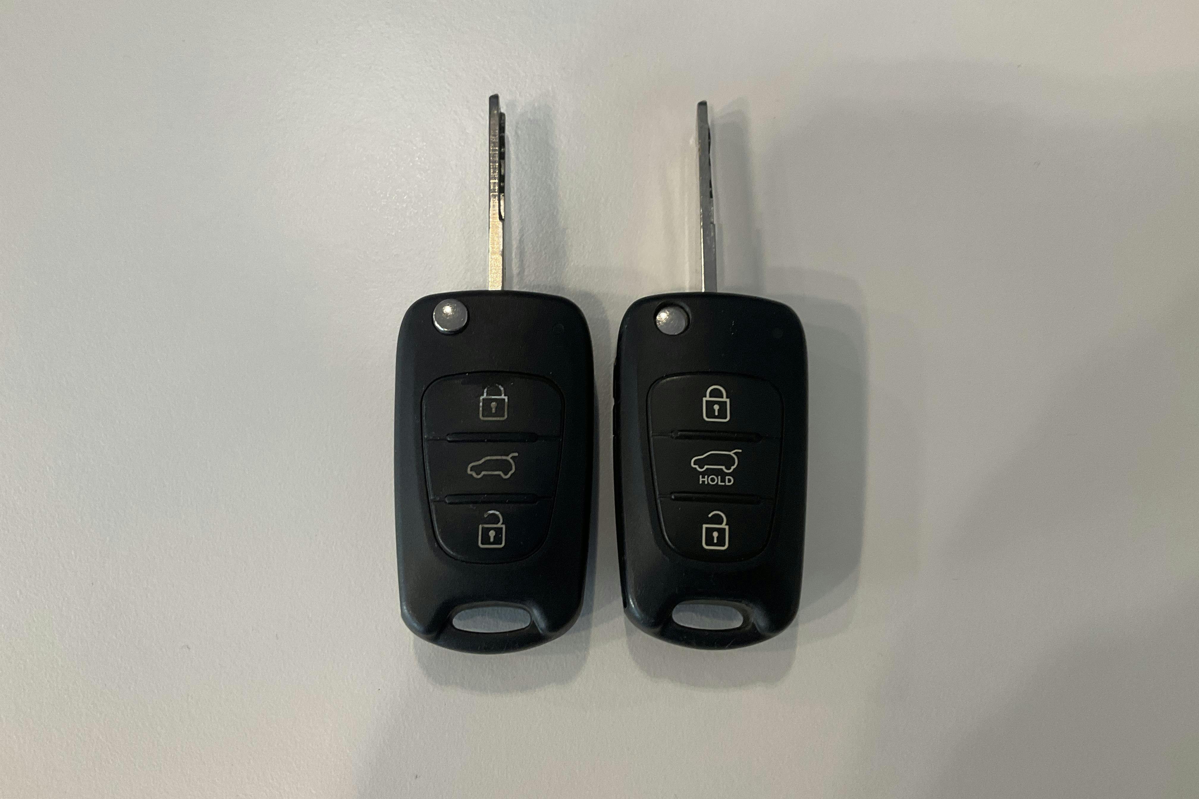 Presentation photo 12 of 12: KIA Venga 1.4 CRDi (90hk) - 75 510 km - Manual - silver - 2011