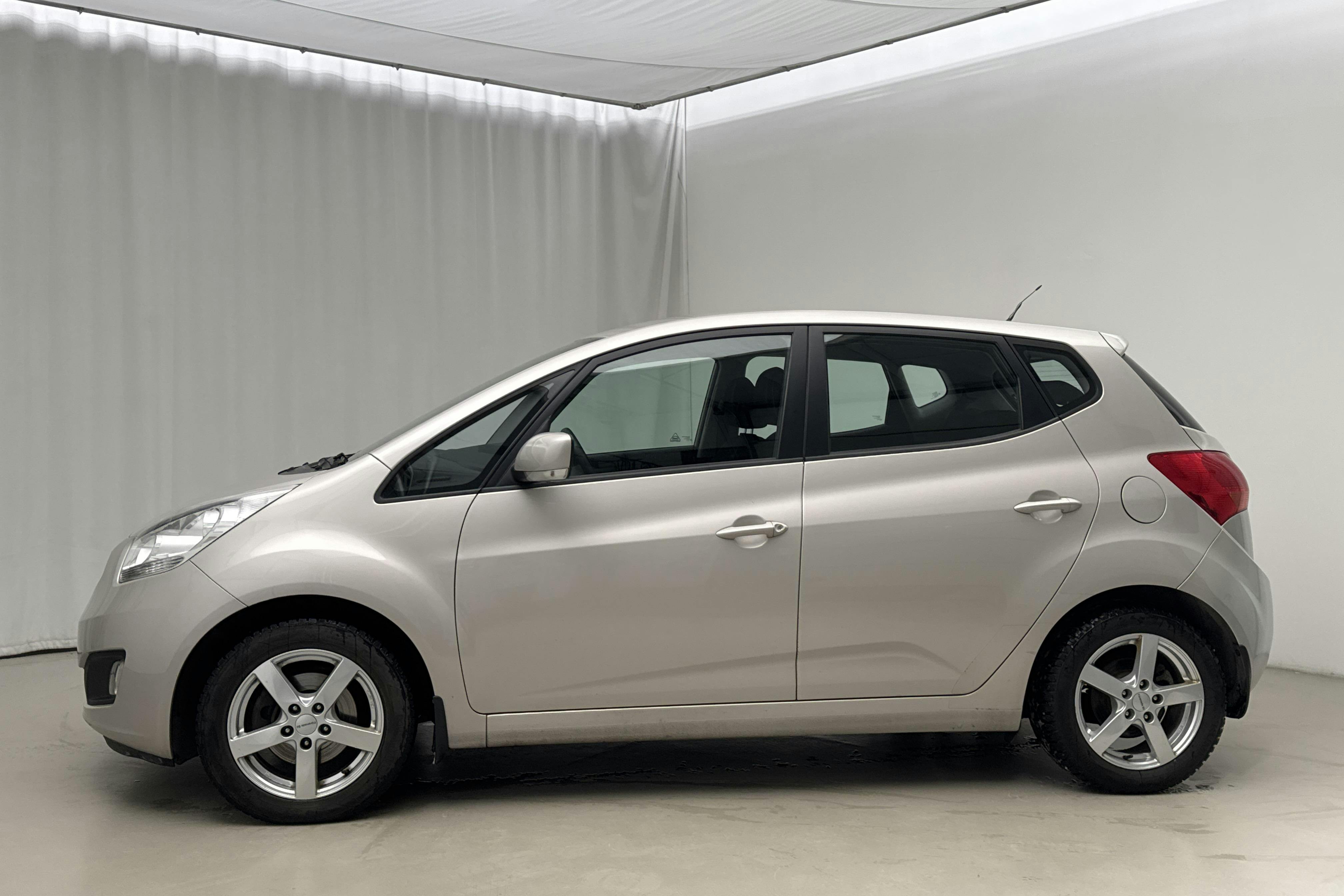 Presentation photo 2 of 12: KIA Venga 1.4 CRDi (90hk) - 75 510 km - Manual - silver - 2011