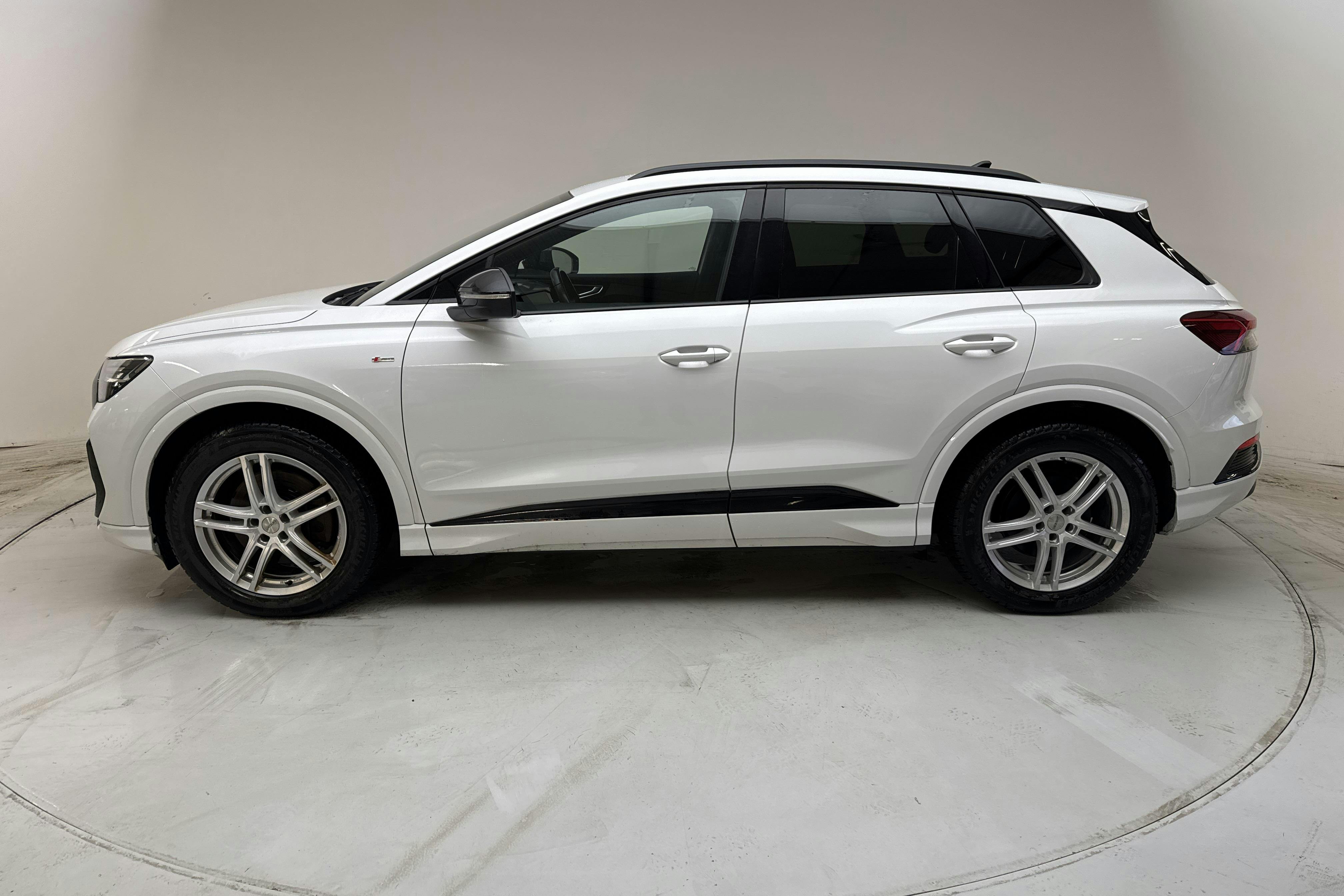 Presentationsfoto 2 av 18: Audi Q4 45 e-tron quattro 77kWh (265hk) - 11 920 mil - Automat - vit - 2023