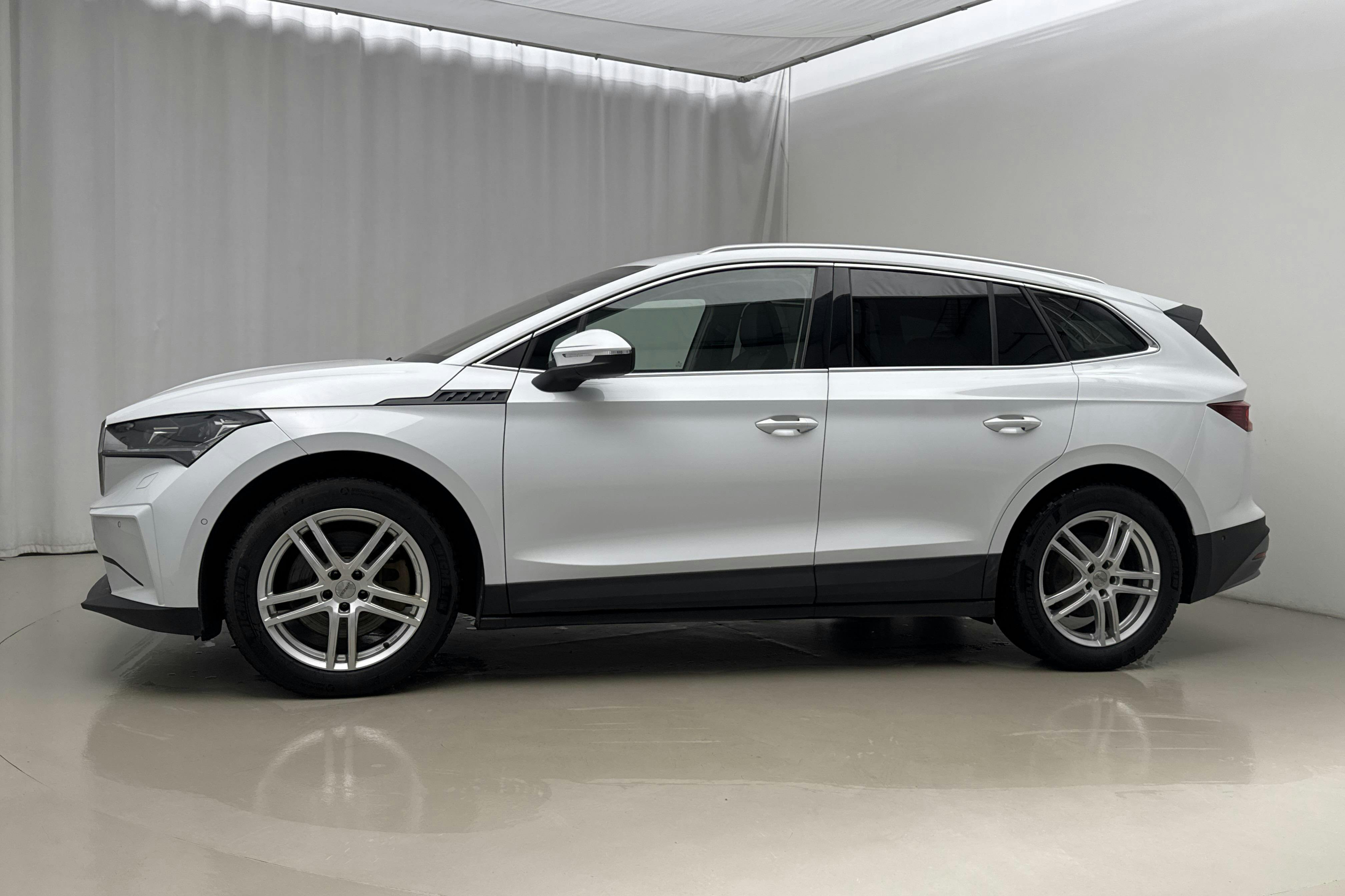 Præsentationsfoto 2 af 27: Skoda Enyaq iV 80 (204hk) - 125 480 kilometer - Salgsautomat - Hvid - 2022