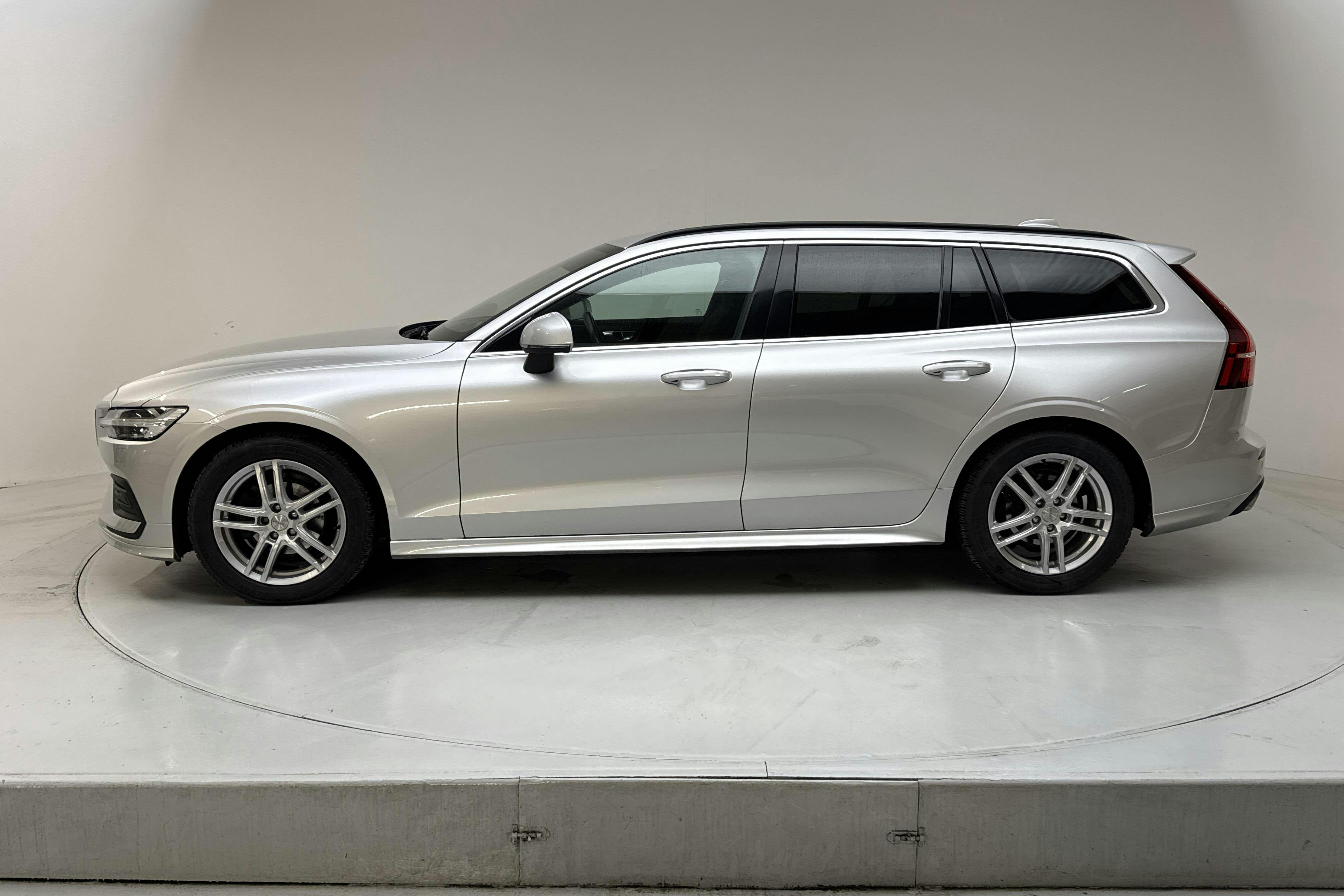 Presentationsfoto 2 av 17: Volvo V60 B4 Mildhybrid, Diesel (197hk) - 9 582 mil - Automat - silver - 2022