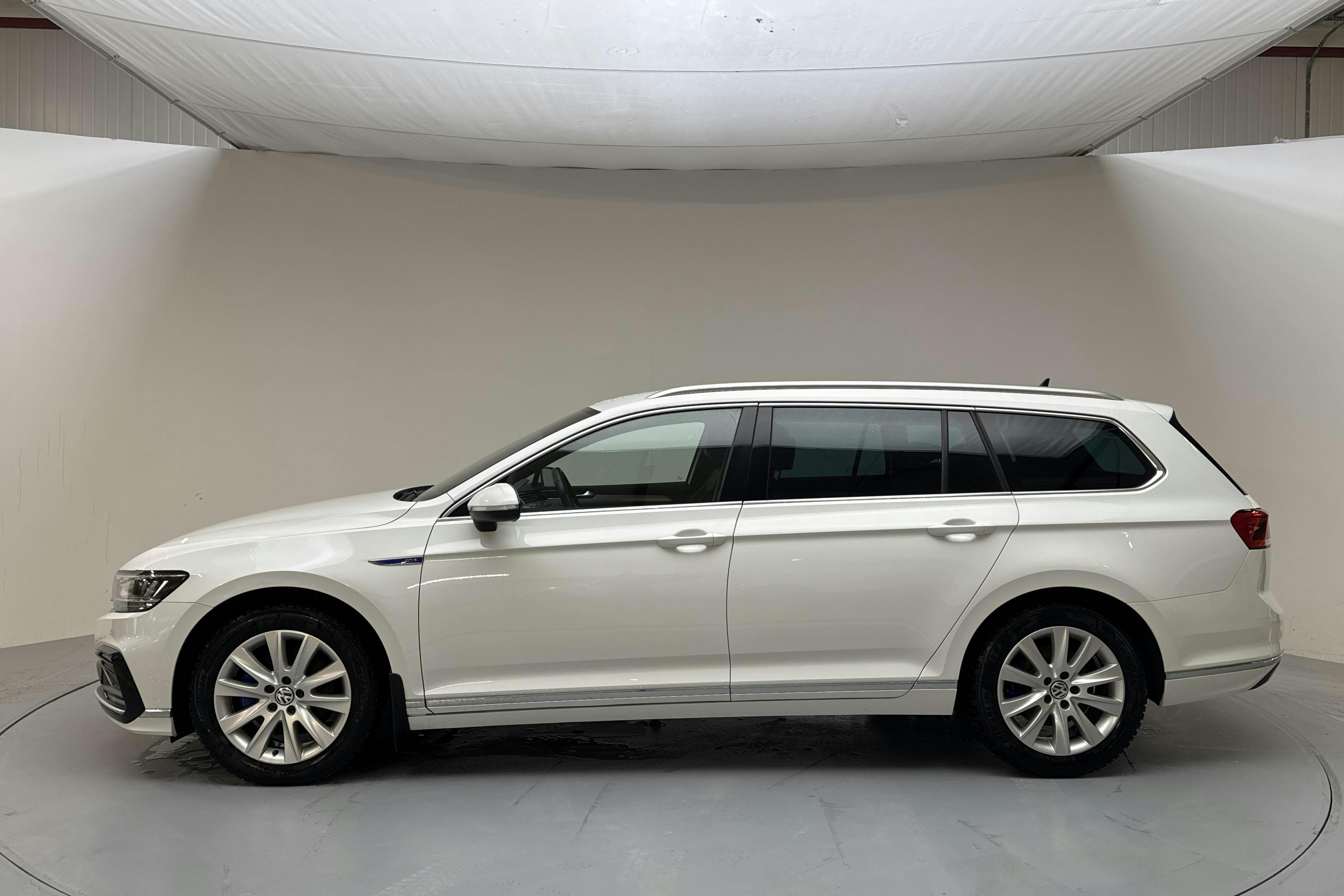 Presentation photo 2 of 17: VW Passat 1.4 GTE Sportscombi (218hk) - 87 240 km - Automatic - white - 2021