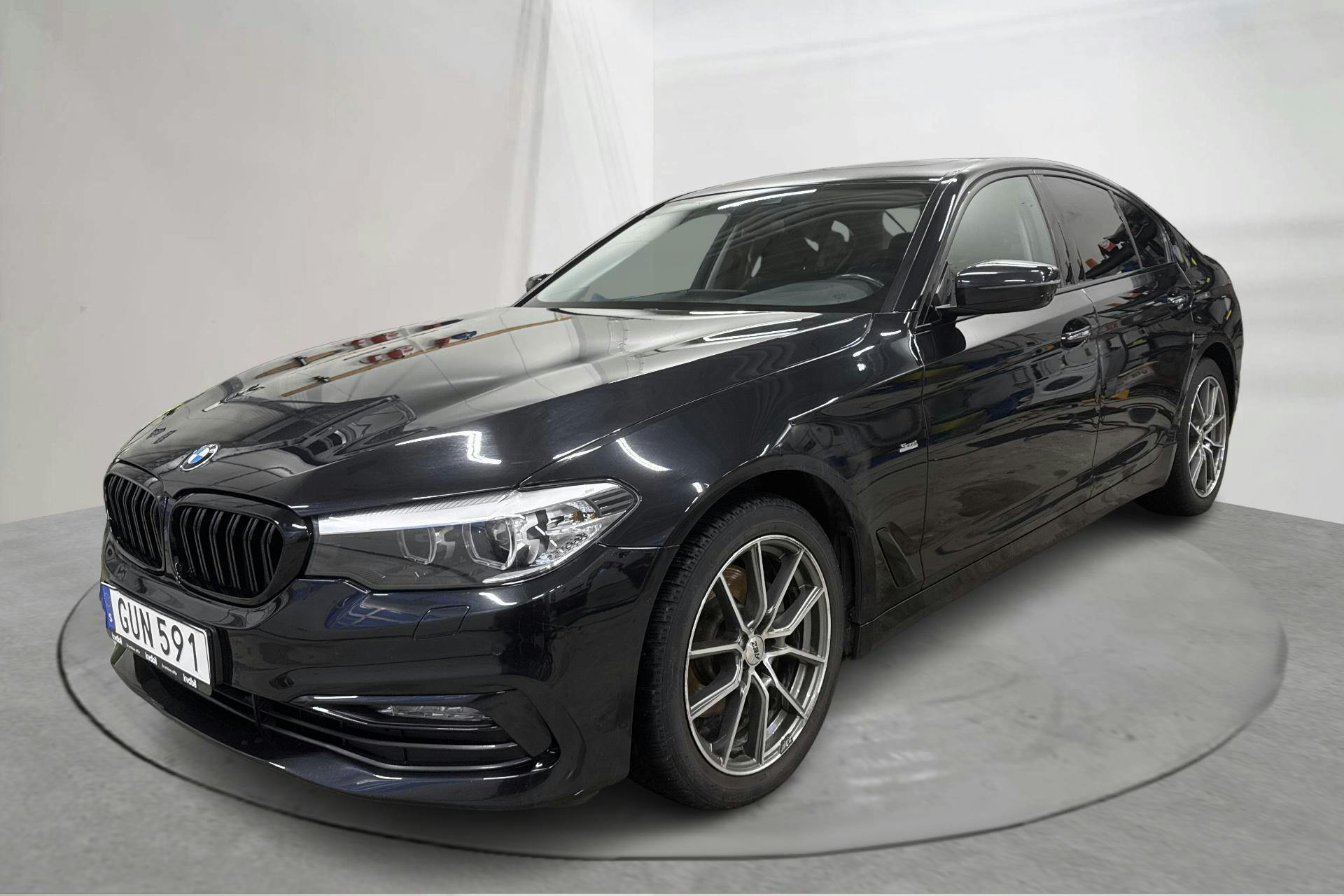 Presentationsfoto 1 av 18: BMW 520d xDrive Sedan, G30 (190hk) - 11 913 mil - Automat - svart - 2018
