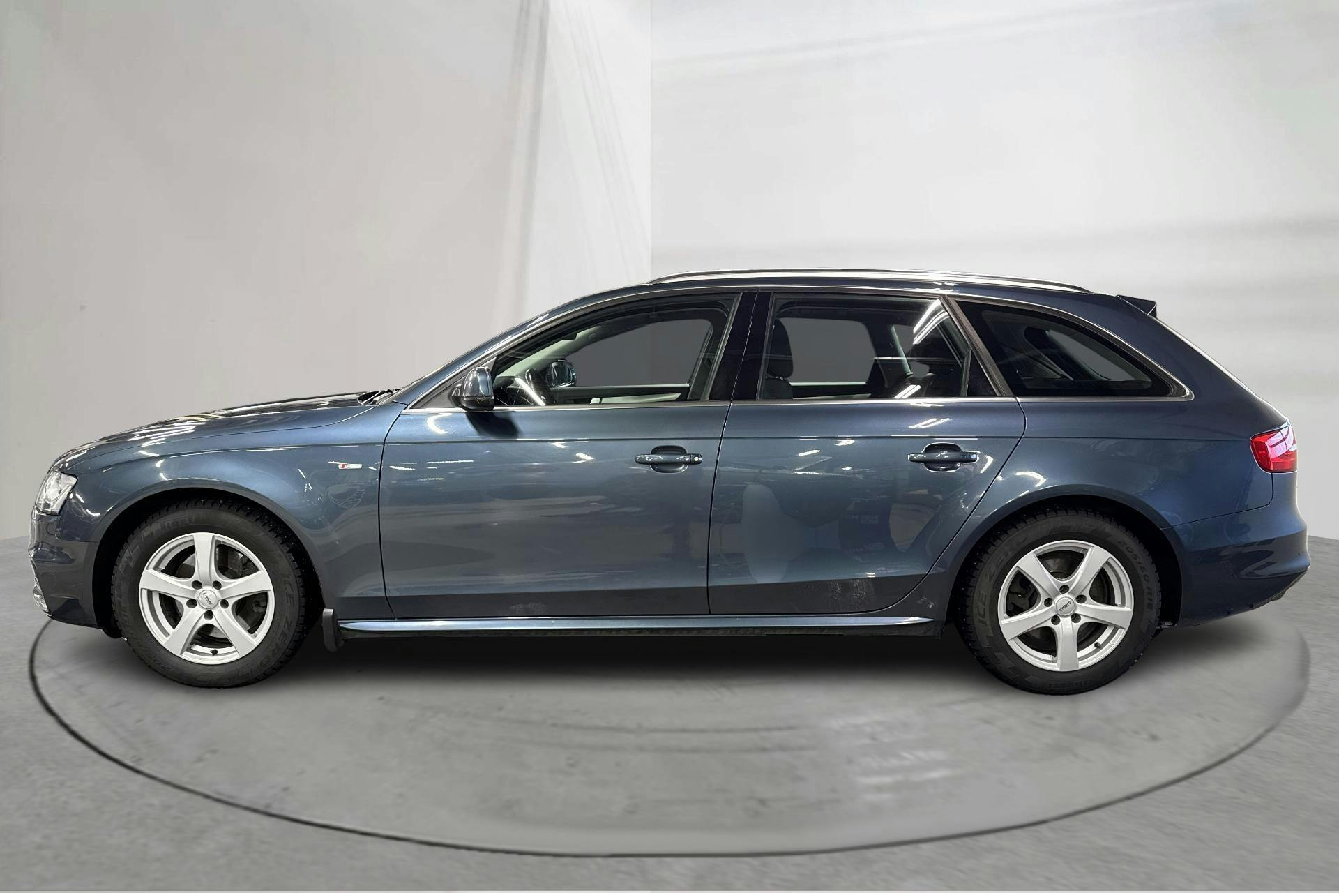 Präsentationsfoto 2 von 14: Audi A4 2.0 TDI clean diesel Avant (150hk) - 179 370 Kilometer - Handbuch - Blaue Farbe - 2015