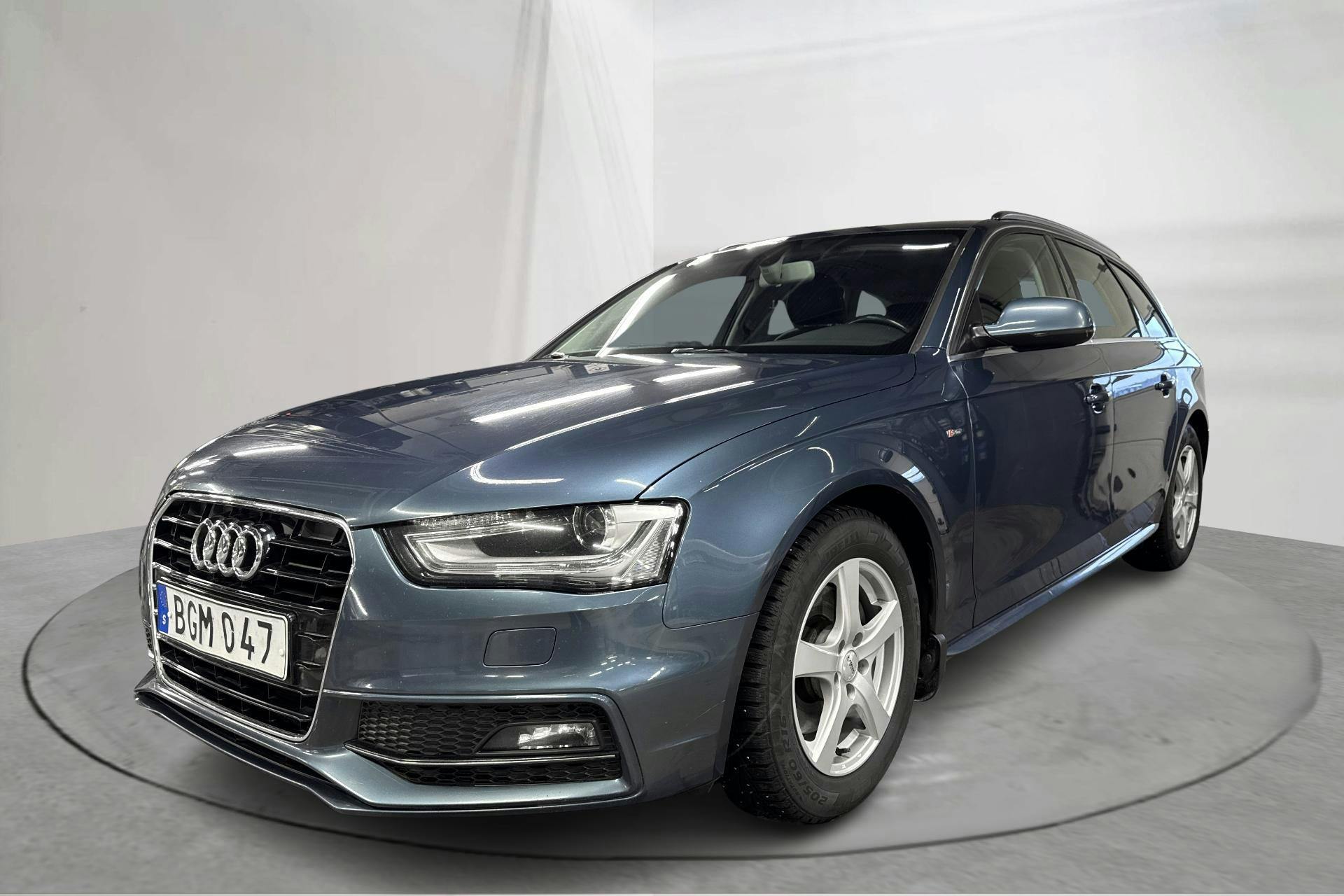 Präsentationsfoto 1 von 14: Audi A4 2.0 TDI clean diesel Avant (150hk) - 179 370 Kilometer - Handbuch - Blaue Farbe - 2015