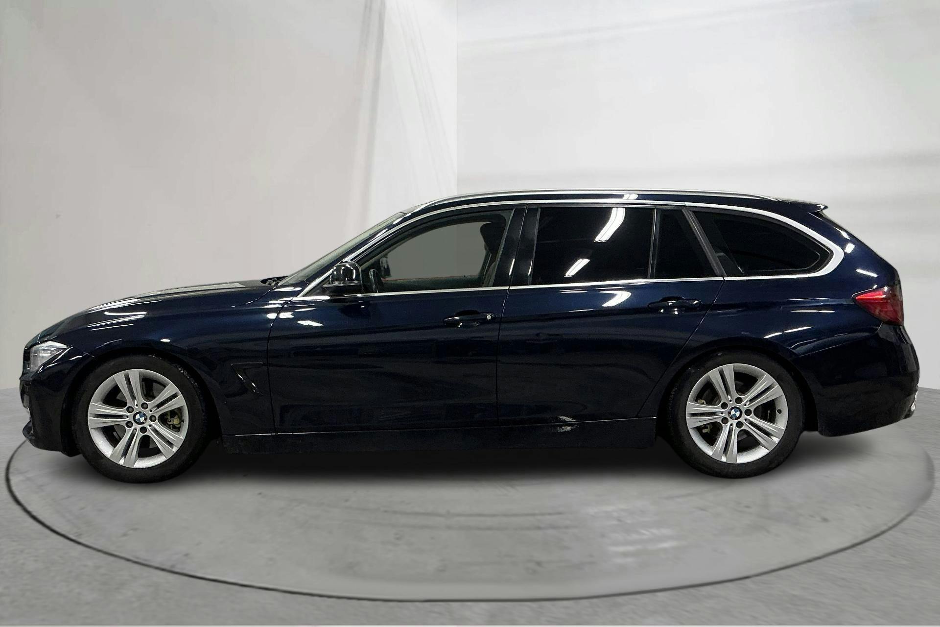 Presentationsfoto 2 av 17: BMW 328i Touring, F31 (245hk) - 28 151 mil - Automat - blå - 2013