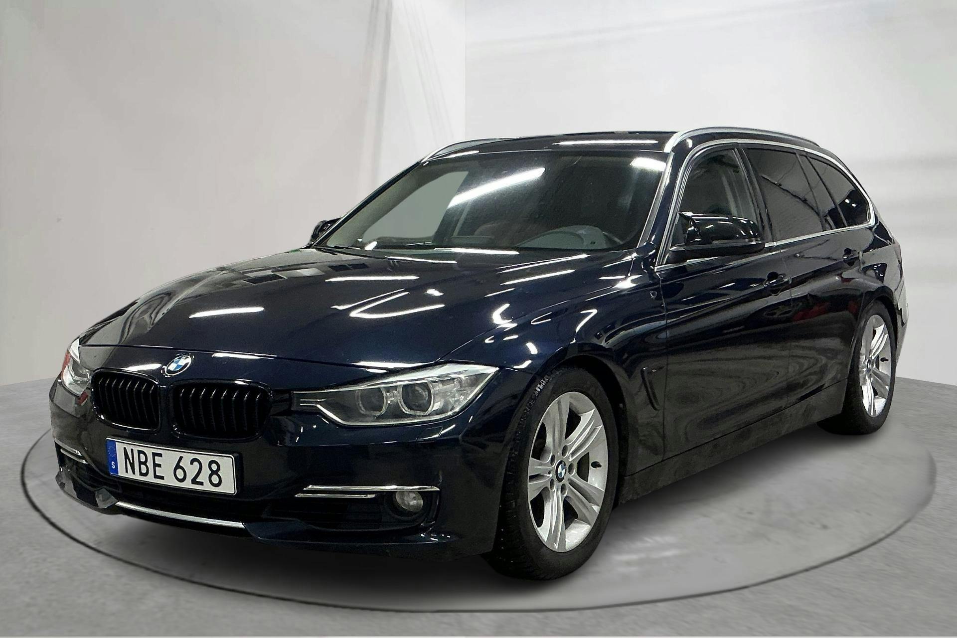 Presentationsfoto 1 av 17: BMW 328i Touring, F31 (245hk) - 28 151 mil - Automat - blå - 2013