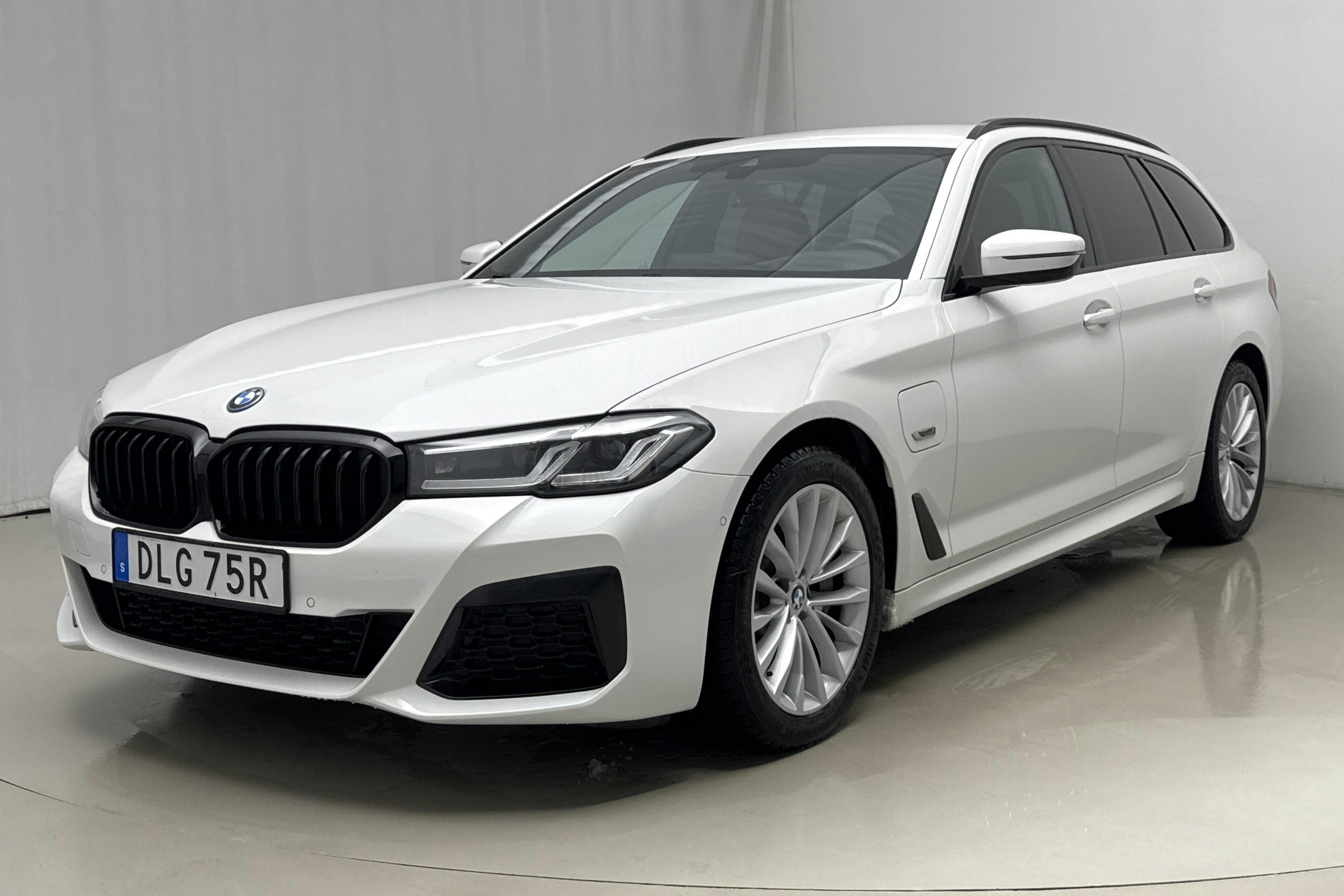 Esitlusfoto 1 aadressil 29: BMW 530e xDrive Touring, G31 12kWh LCI (292hk) - 91 670 km - Automaatne - valge - 2022