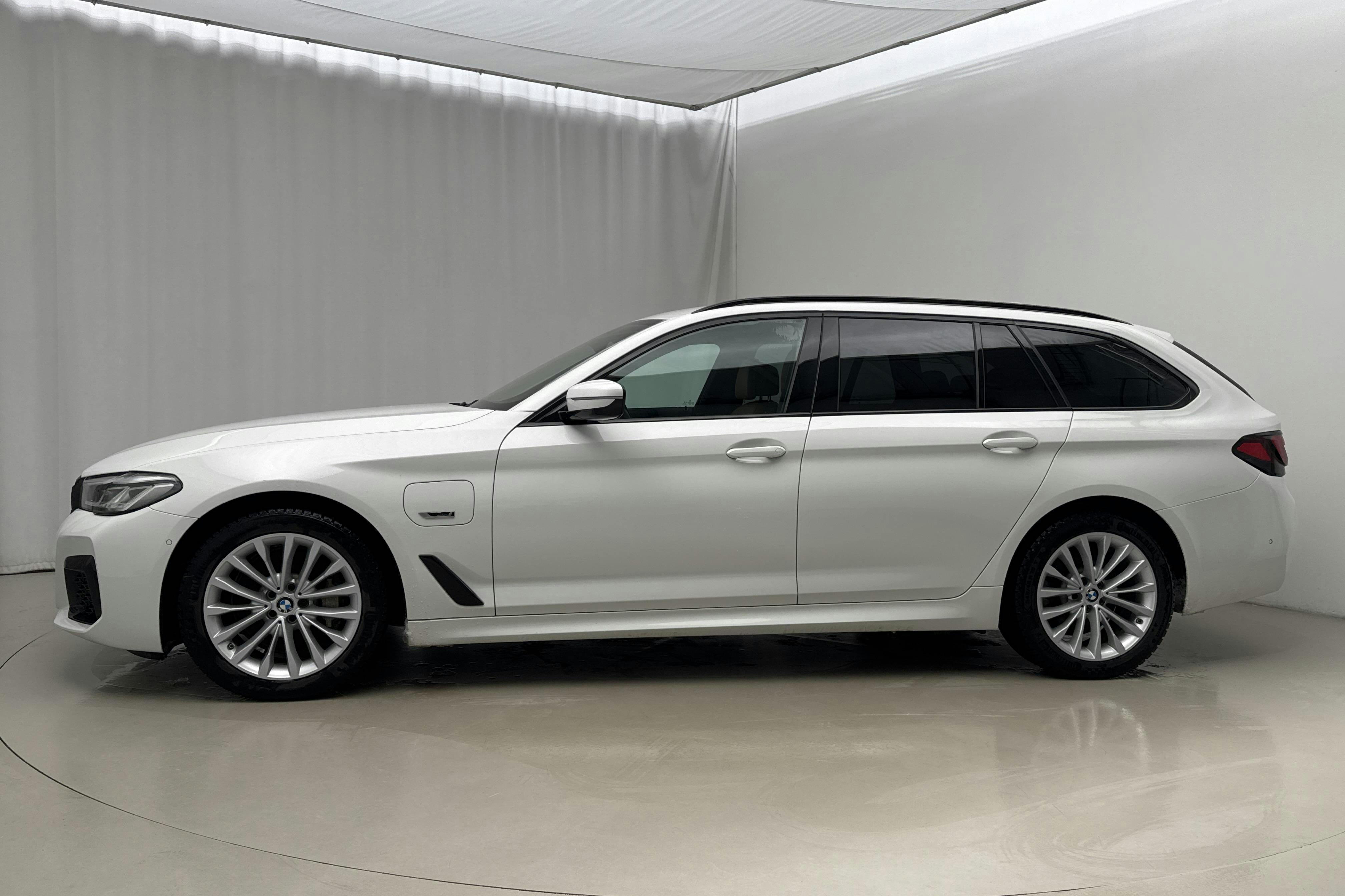 Esitlusfoto 2 aadressil 29: BMW 530e xDrive Touring, G31 12kWh LCI (292hk) - 91 670 km - Automaatne - valge - 2022