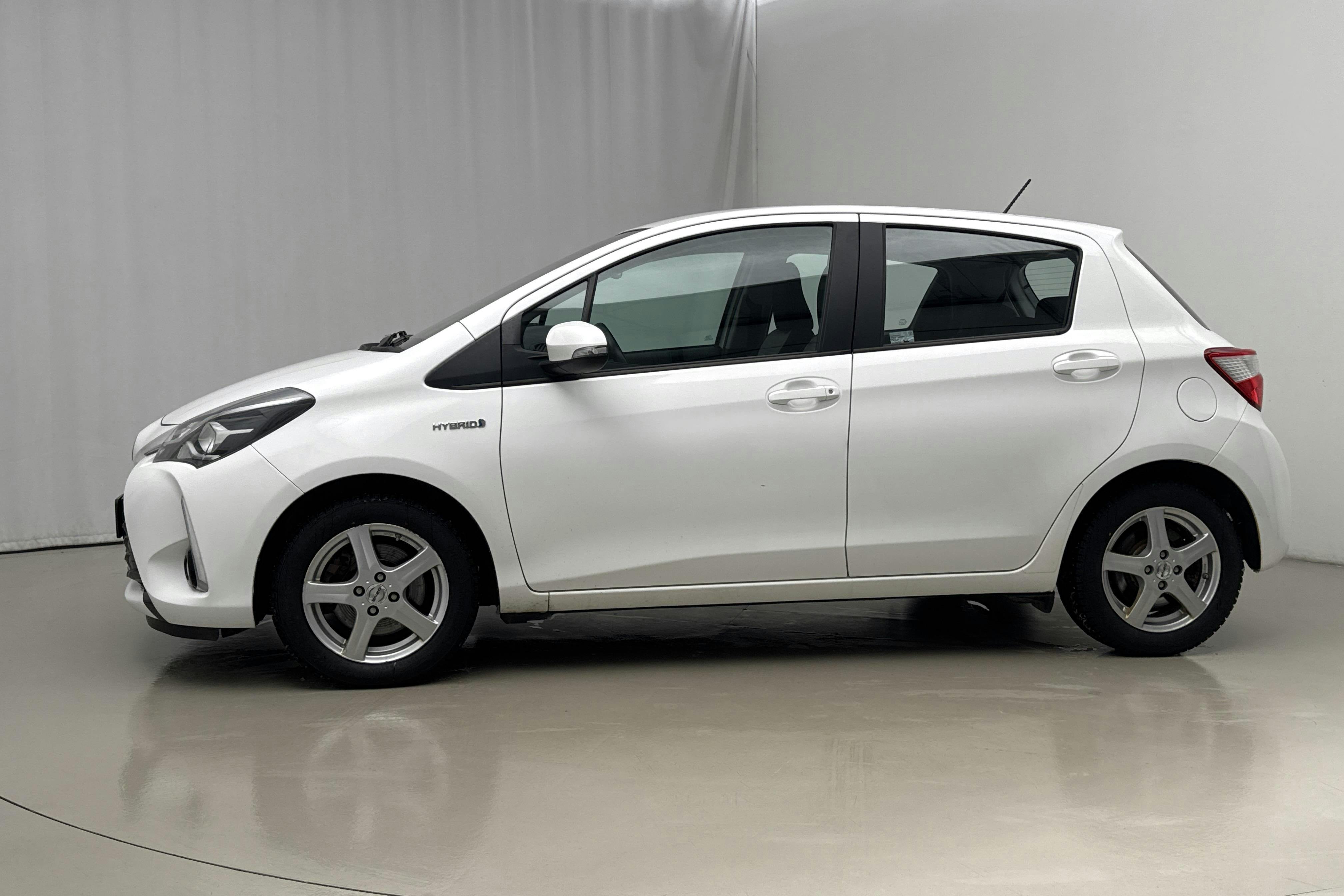 Presentation photo 2 of 18: Toyota Yaris 1.5 Hybrid 5dr (101hk) - 97 020 km - Automatic - white - 2017