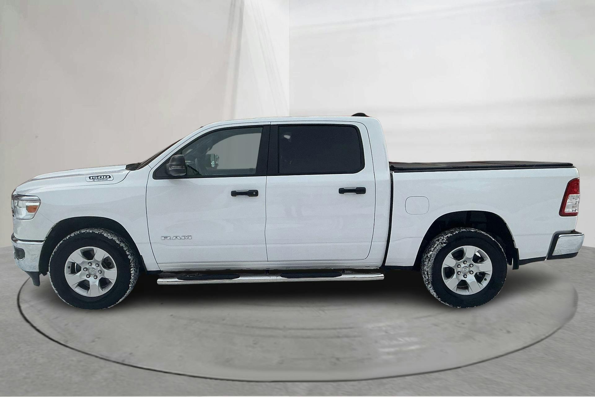 Präsentationsfoto 2 von 14: Ram RAM 1500 V6 eTorque 4x4 (305hk) - 12 820 Kilometer - Verkaufsautomat - Weiß - 2023