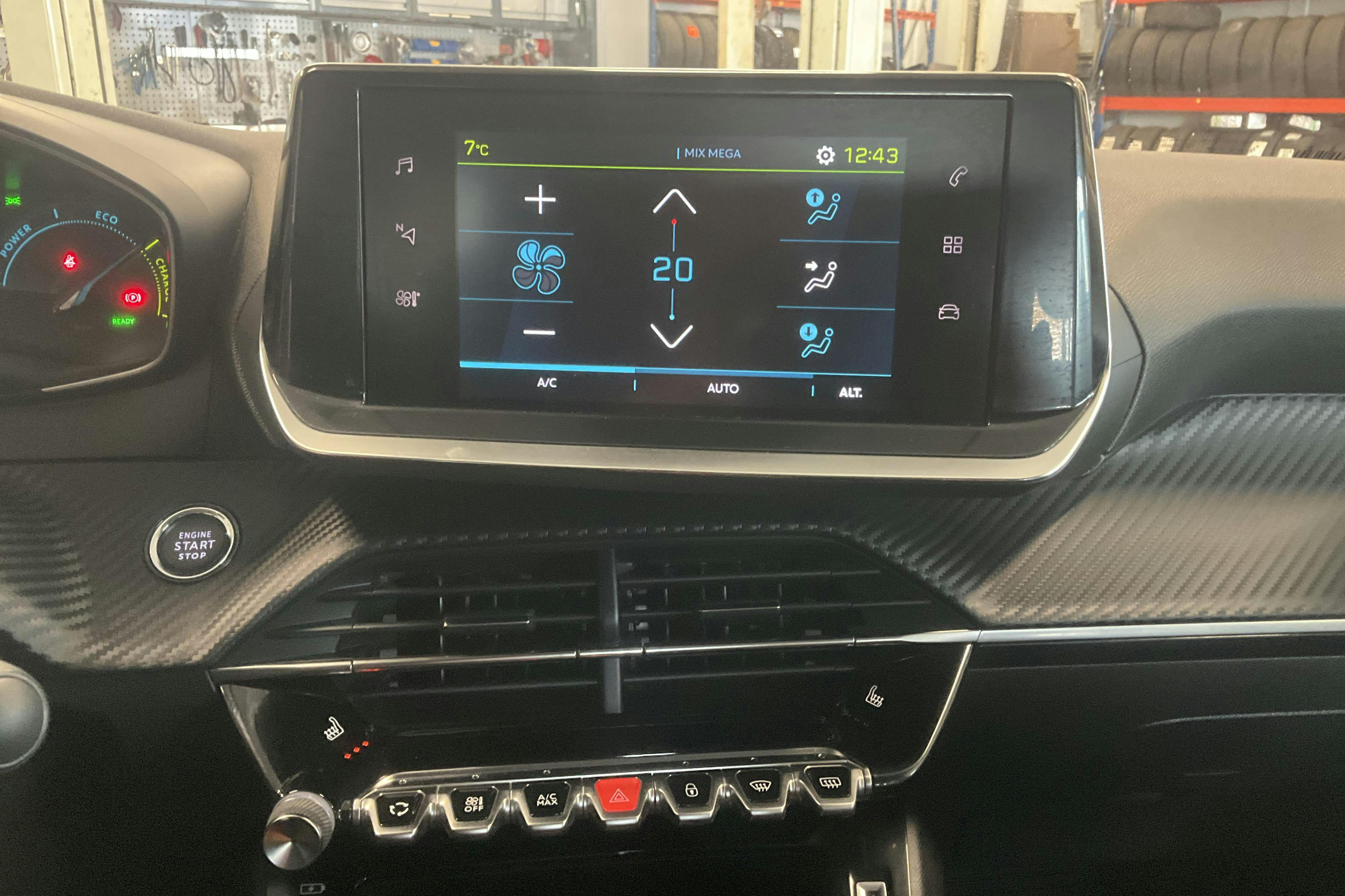 Presentation photo 16 of 16: Peugeot e-208 50kWh 5dr (136hk) - 81 660 km - Automatic - white - 2022