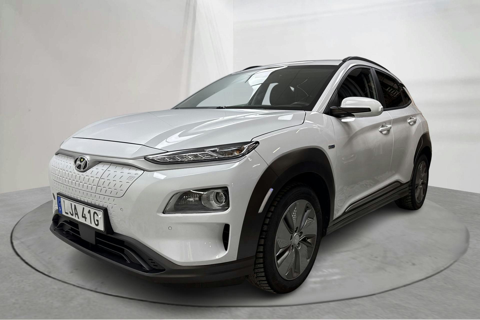 Presentation photo 1 of 23: Hyundai Kona Electric Long Range 64kWh (204hk) - 94 260 km - Automatic - white - 2020