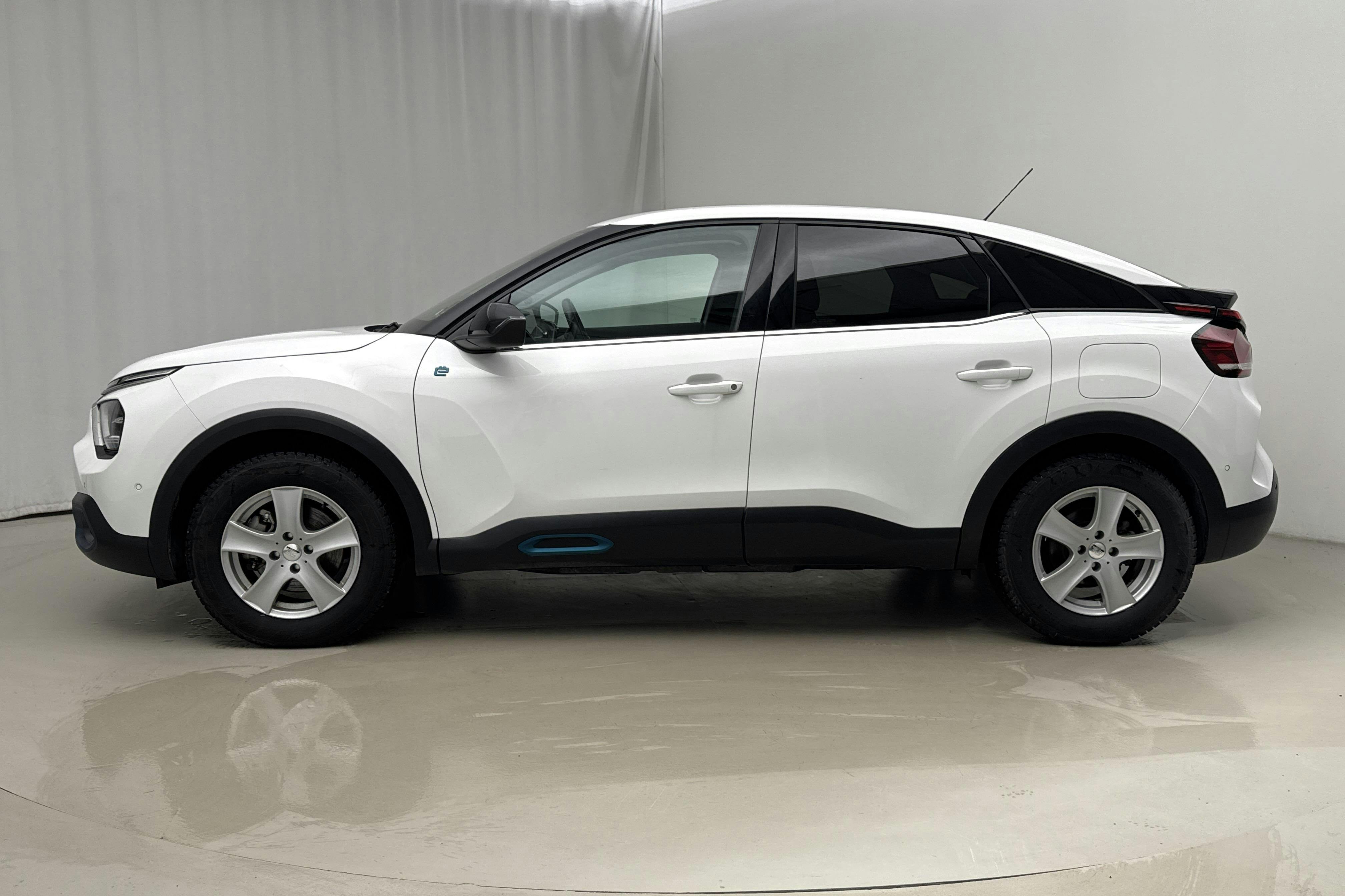 Presentation photo 2 of 20: Citroën e-C4 50kWh (136hk) - 43 150 km - Automatic - white - 2022