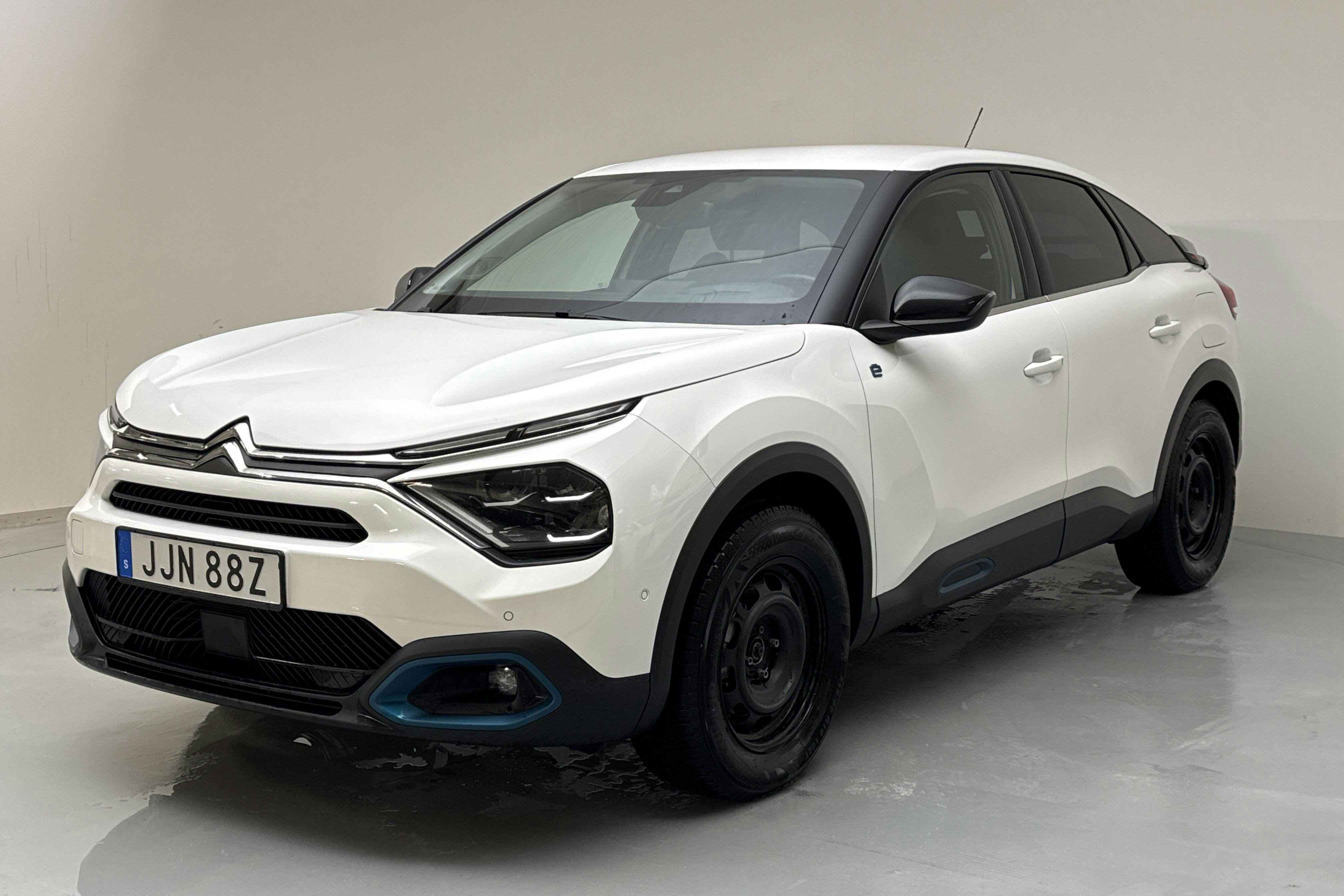 Presentation photo 1 of 16: Citroën e-C4 50kWh (136hk) - 88 370 km - Automatic - white - 2022