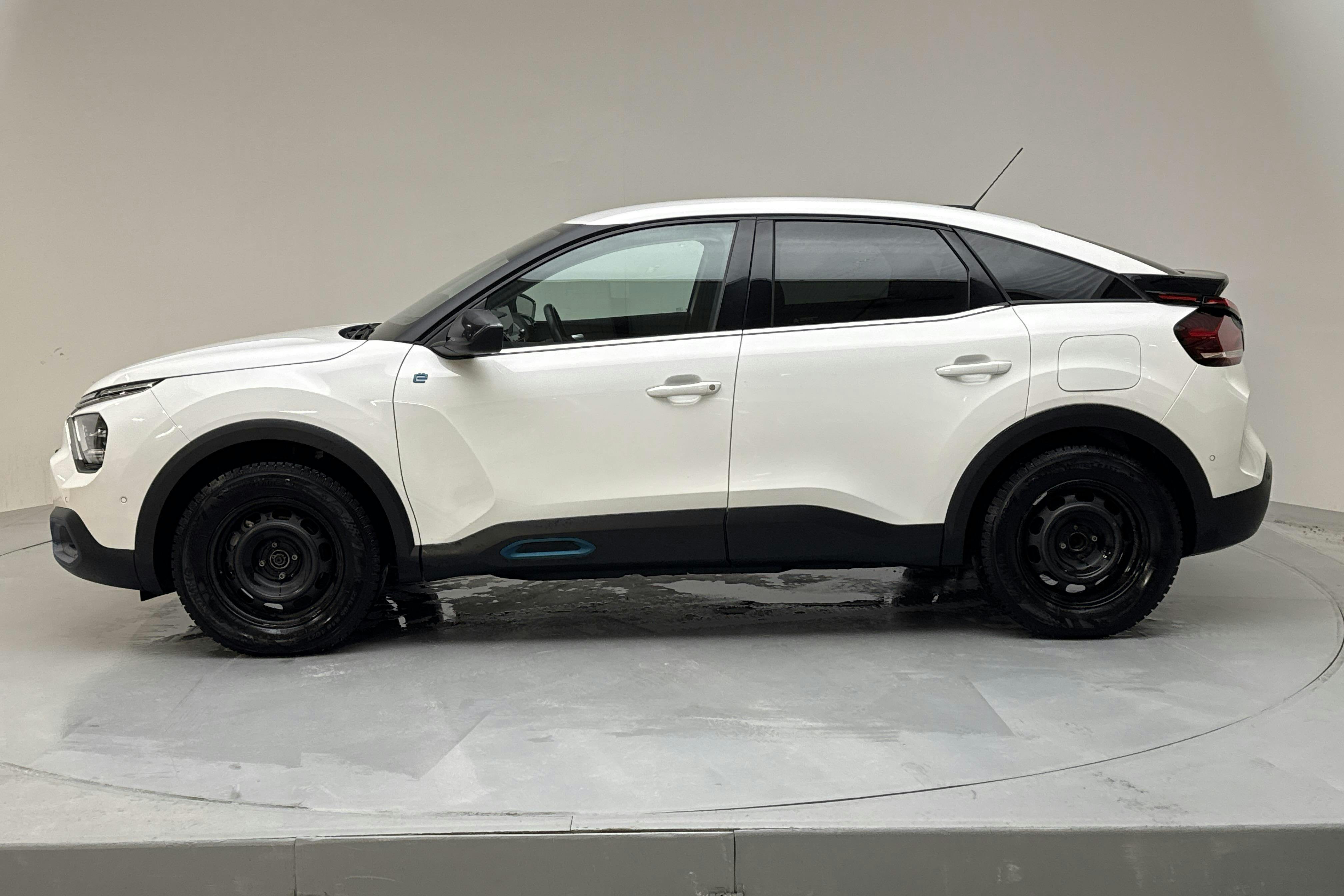 Presentation photo 2 of 16: Citroën e-C4 50kWh (136hk) - 88 370 km - Automatic - white - 2022