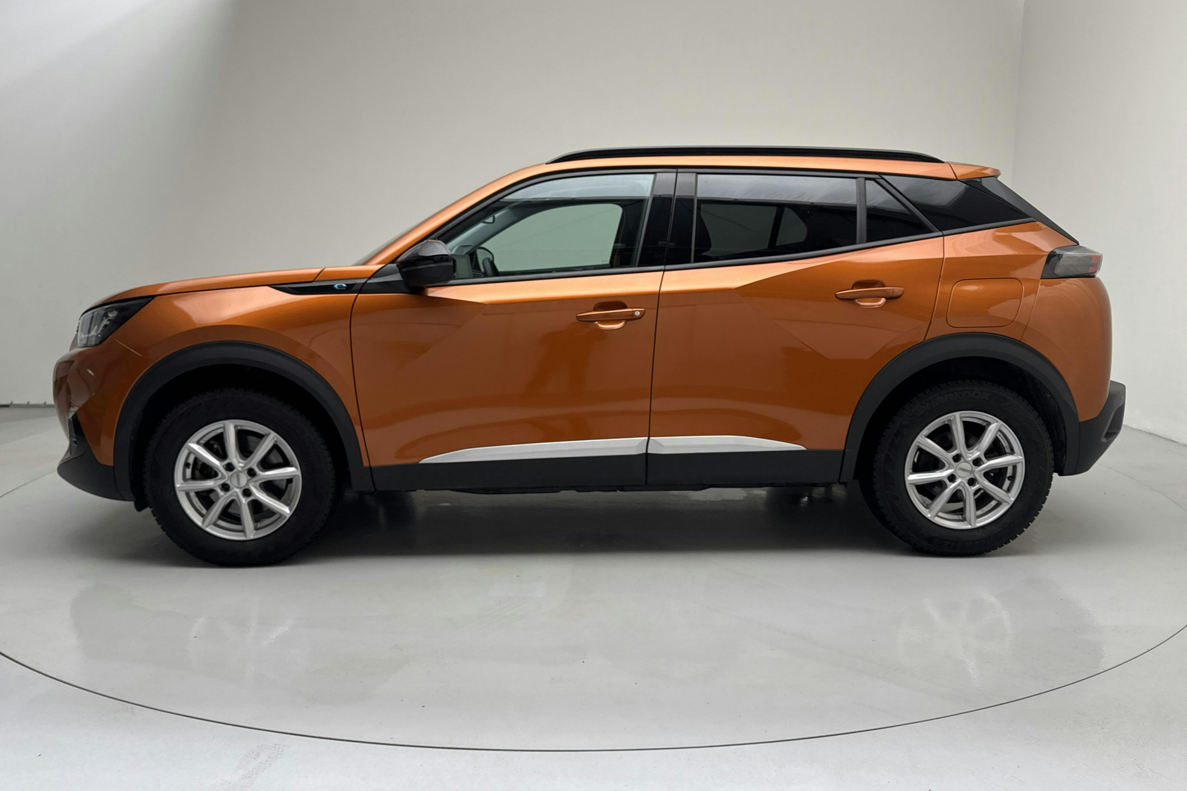 Presentation photo 2 of 15: Peugeot e-2008 50kWh (136hk) - 41 070 km - Automatic - orange - 2022