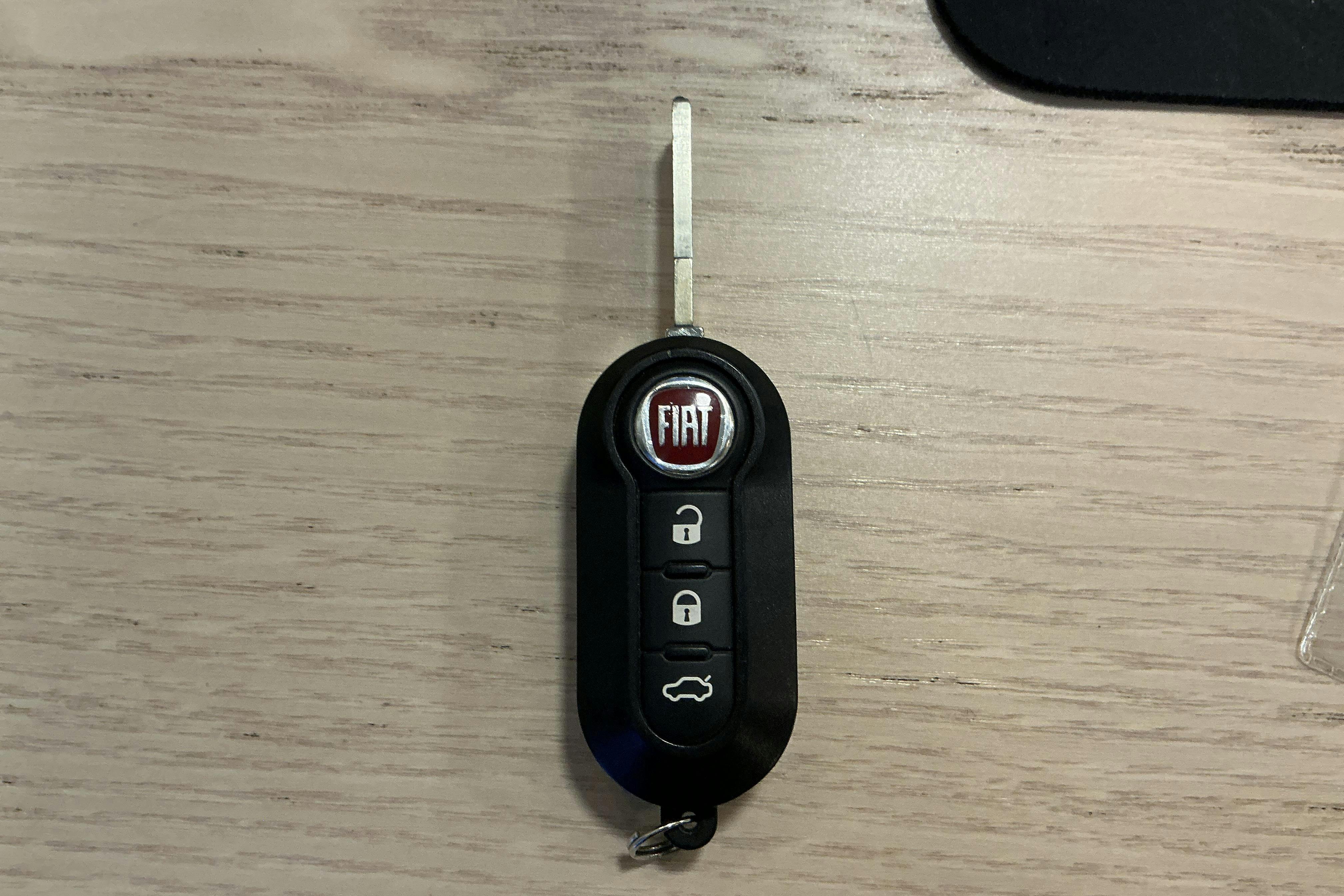 Presentationsfoto 16 av 16: Fiat 500 Hybrid Cab (70hk) - 6 191 mil - Manuell - grå - 2022