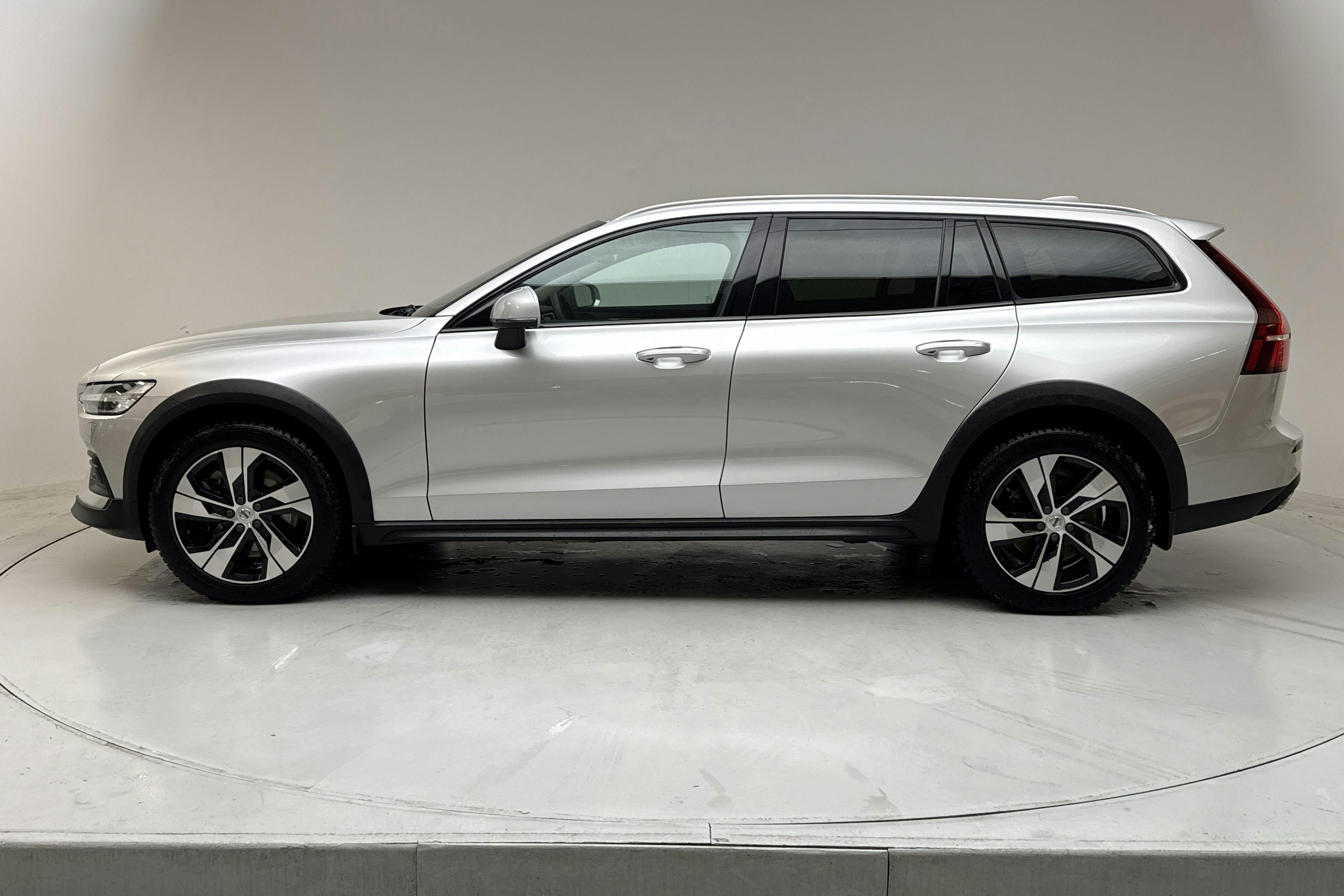 Presentation photo 2 of 16: Volvo V60 B4 Cross Country AWD Mildhybrid, Diesel (197hk) - 52 600 km - Automatic - silver - 2022