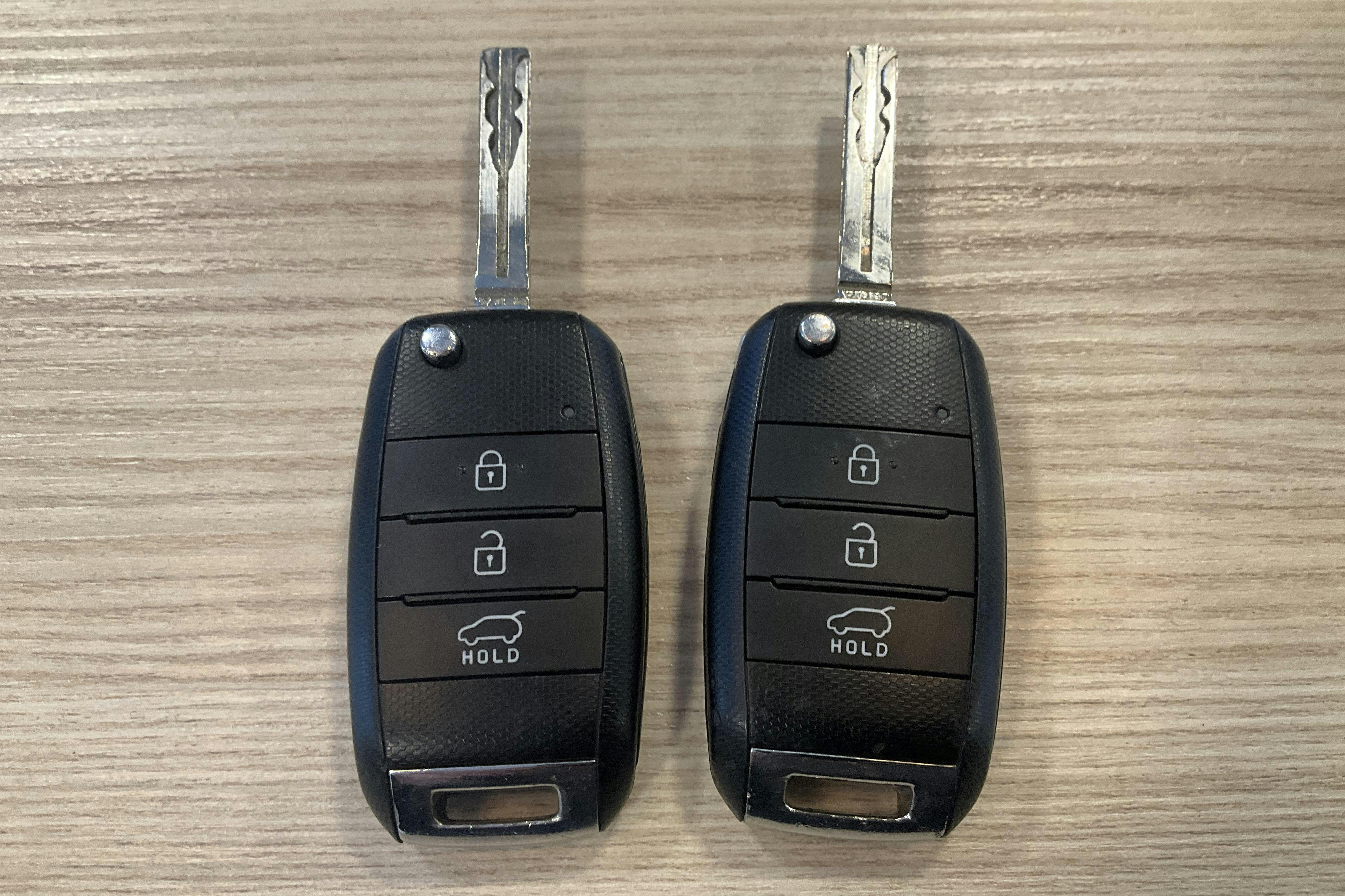 Präsentationsfoto 16 von 16: KIA Cee'd 1.6 SW (135hk) - 159 950 Kilometer - Handbuch - Rote Farbe - 2015