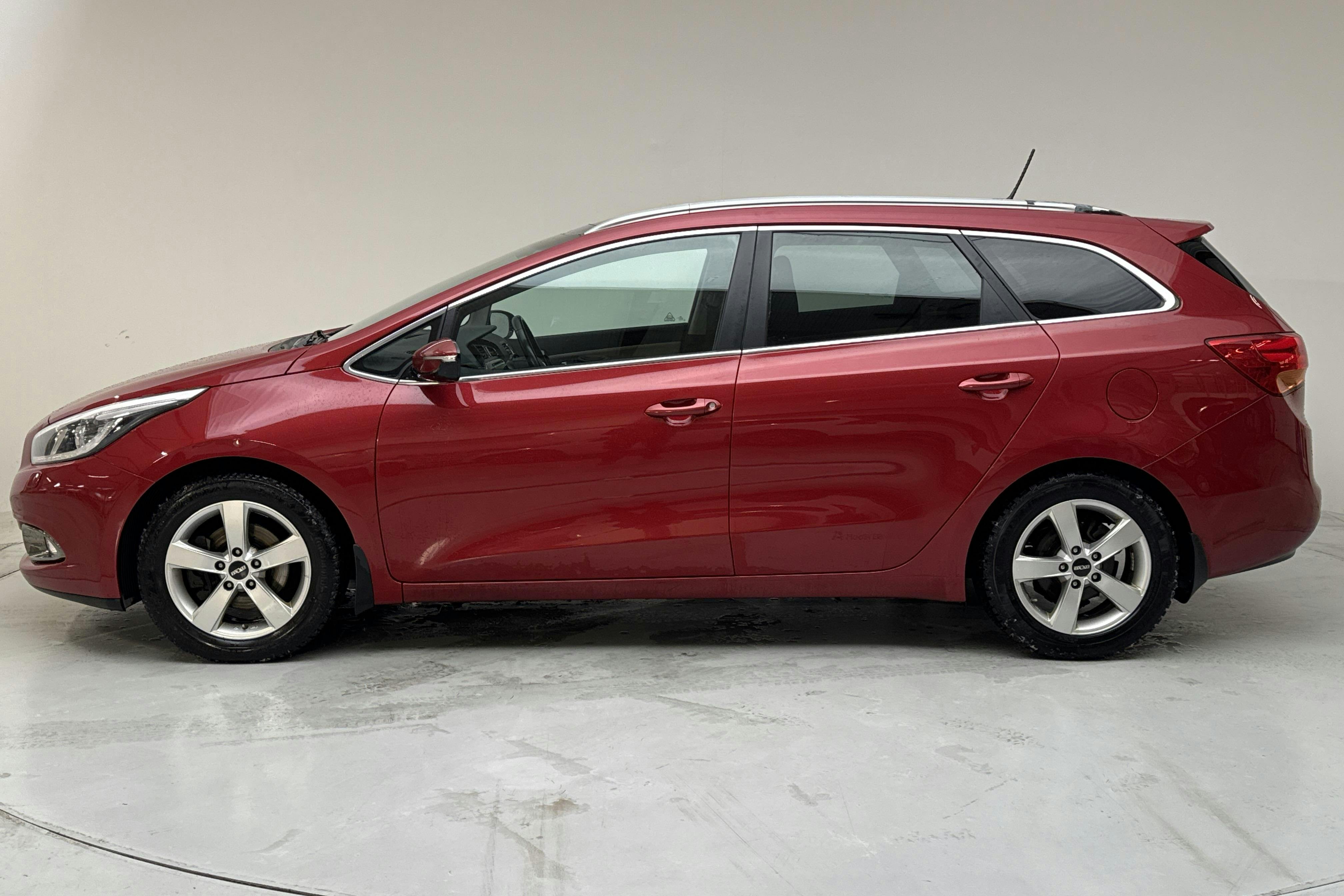 Präsentationsfoto 2 von 16: KIA Cee'd 1.6 SW (135hk) - 159 950 Kilometer - Handbuch - Rote Farbe - 2015
