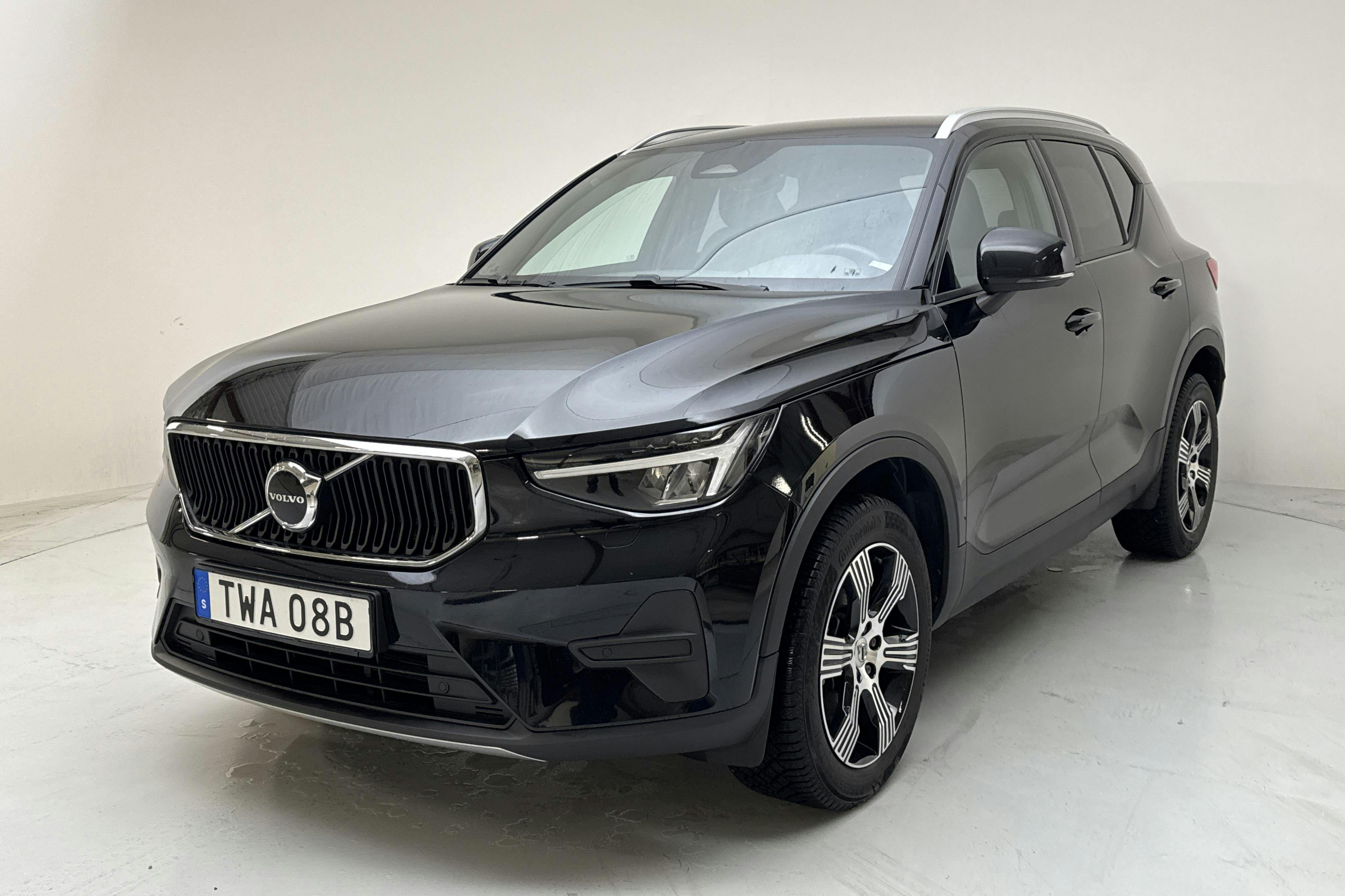 Presentationsfoto 1 av 13: Volvo XC40 B3 2WD (163hk) - 6 740 mil - Automat - svart - 2023