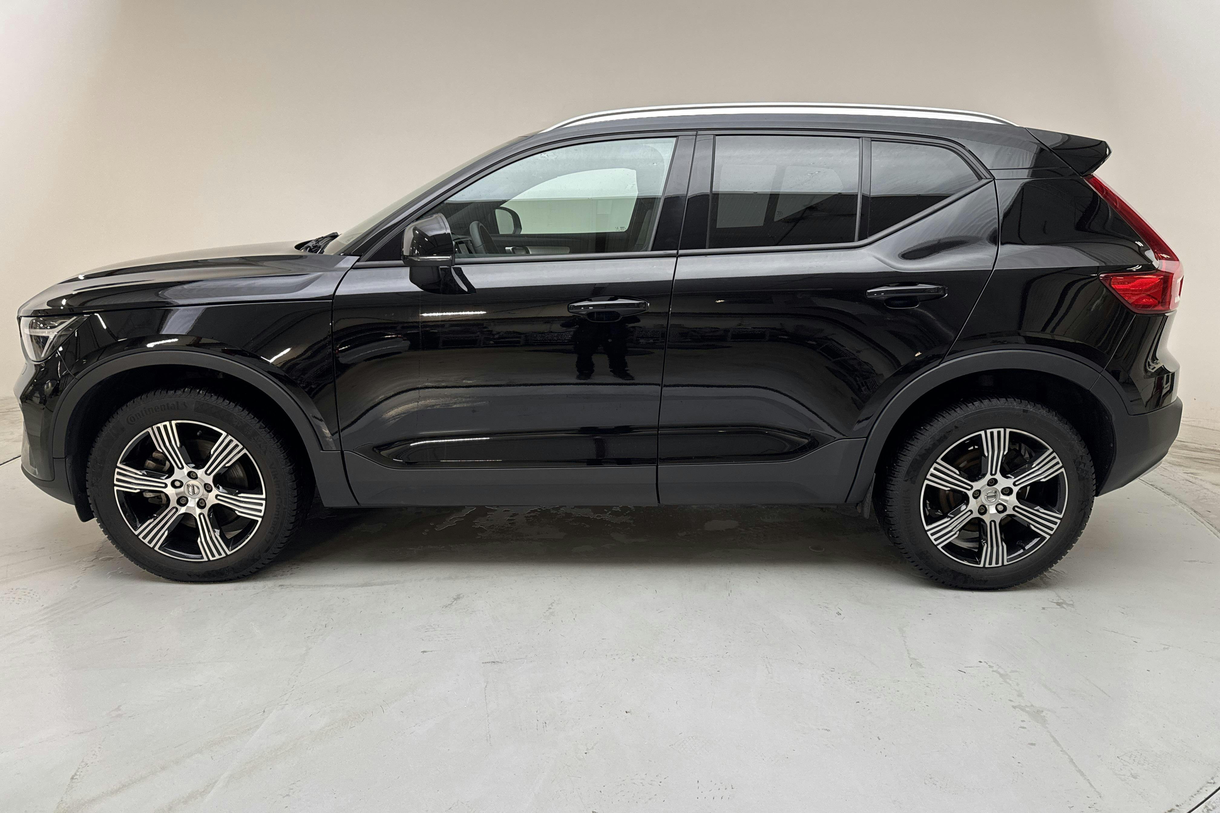 Presentationsfoto 2 av 13: Volvo XC40 B3 2WD (163hk) - 6 740 mil - Automat - svart - 2023