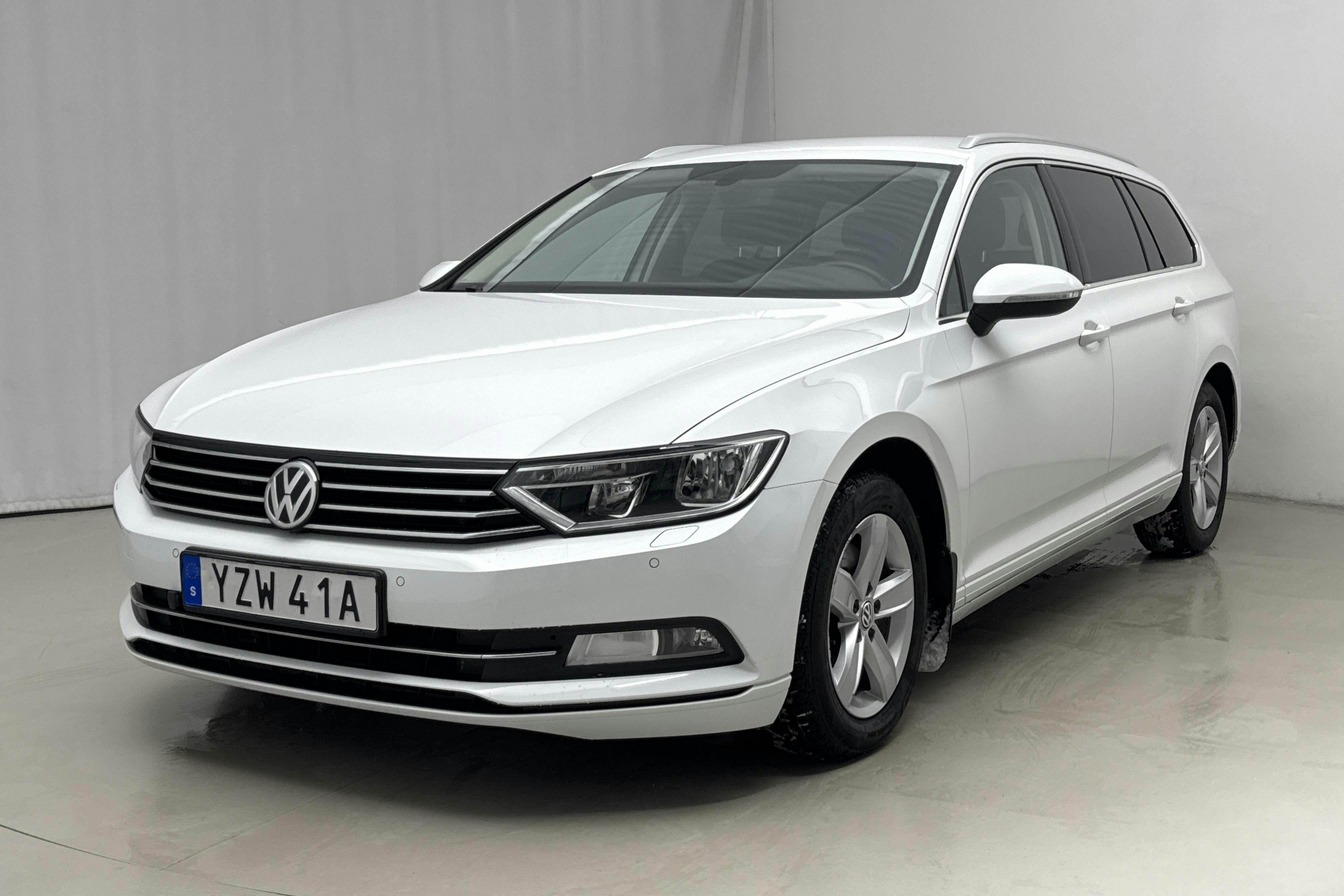 Presentation photo 1 of 19: VW Passat 2.0 TDI Sportscombi (150hk) - 148 620 km - Manual - white - 2019