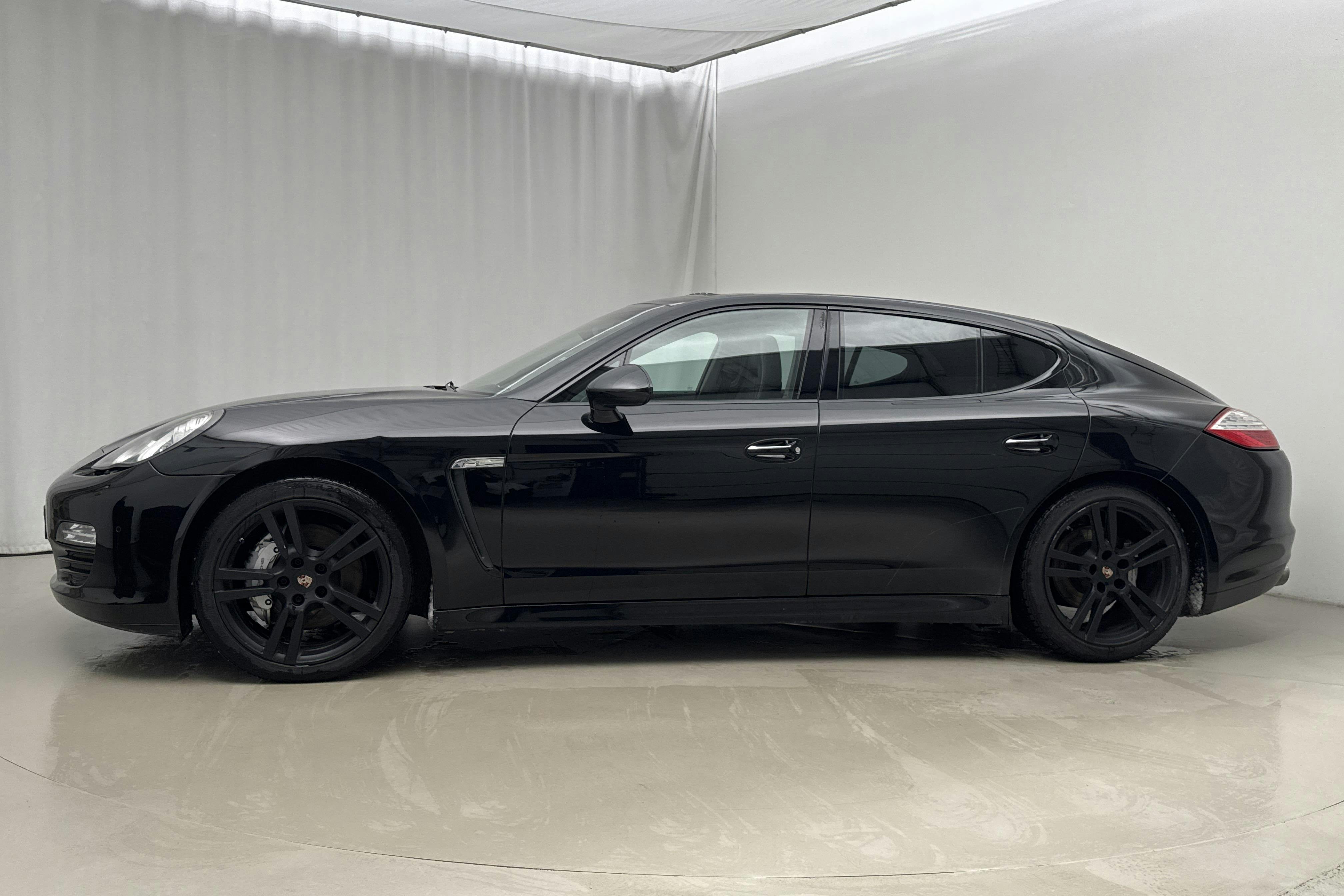 Præsentationsfoto 2 af 23: Porsche Panamera 4S (400hk) - 181 250 kilometer - Salgsautomat - Sort - 2010