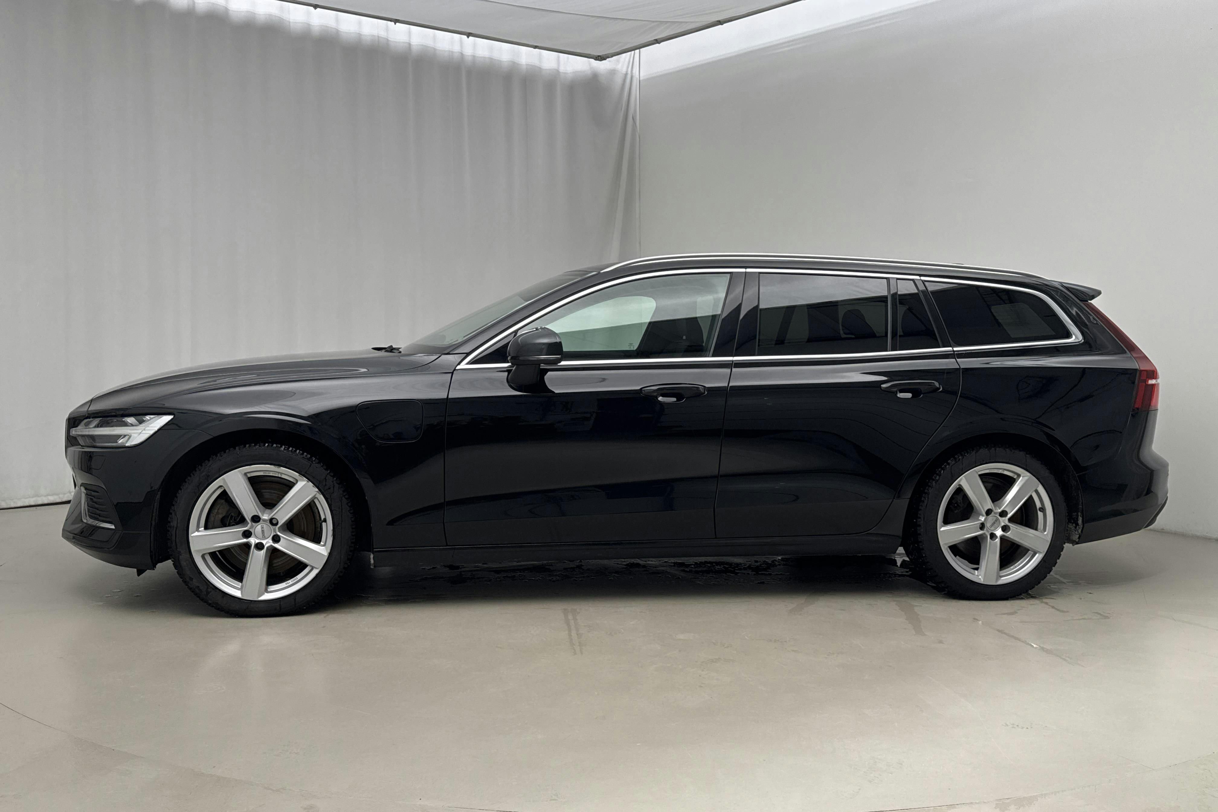 Presentationsfoto 2 av 21: Volvo V60 T6 AWD Recharge (350hk) - 8 694 mil - Automat - svart - 2023