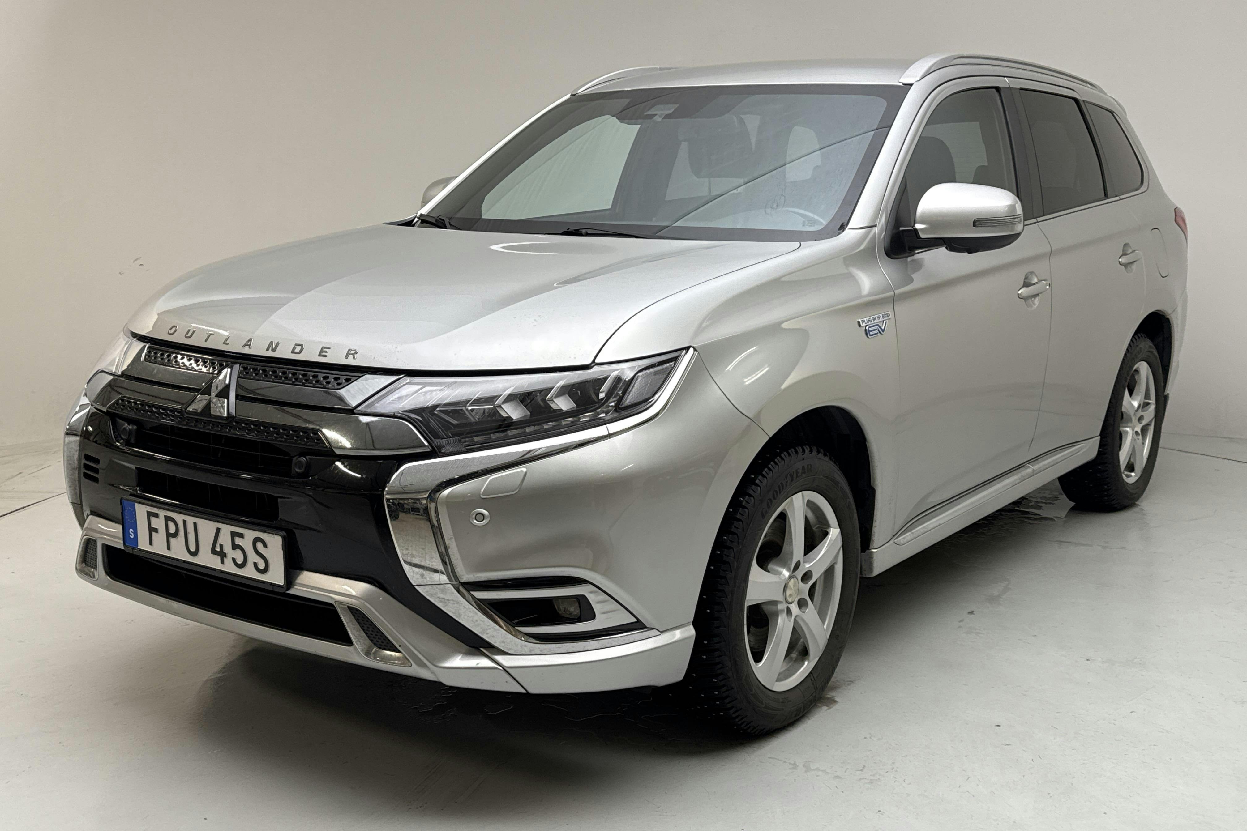 Præsentationsfoto 1 af 15: Mitsubishi Outlander 2.4 Plug-in Hybrid 4WD (136hk) - 130 100 kilometer - Salgsautomat - Sølv - 2020