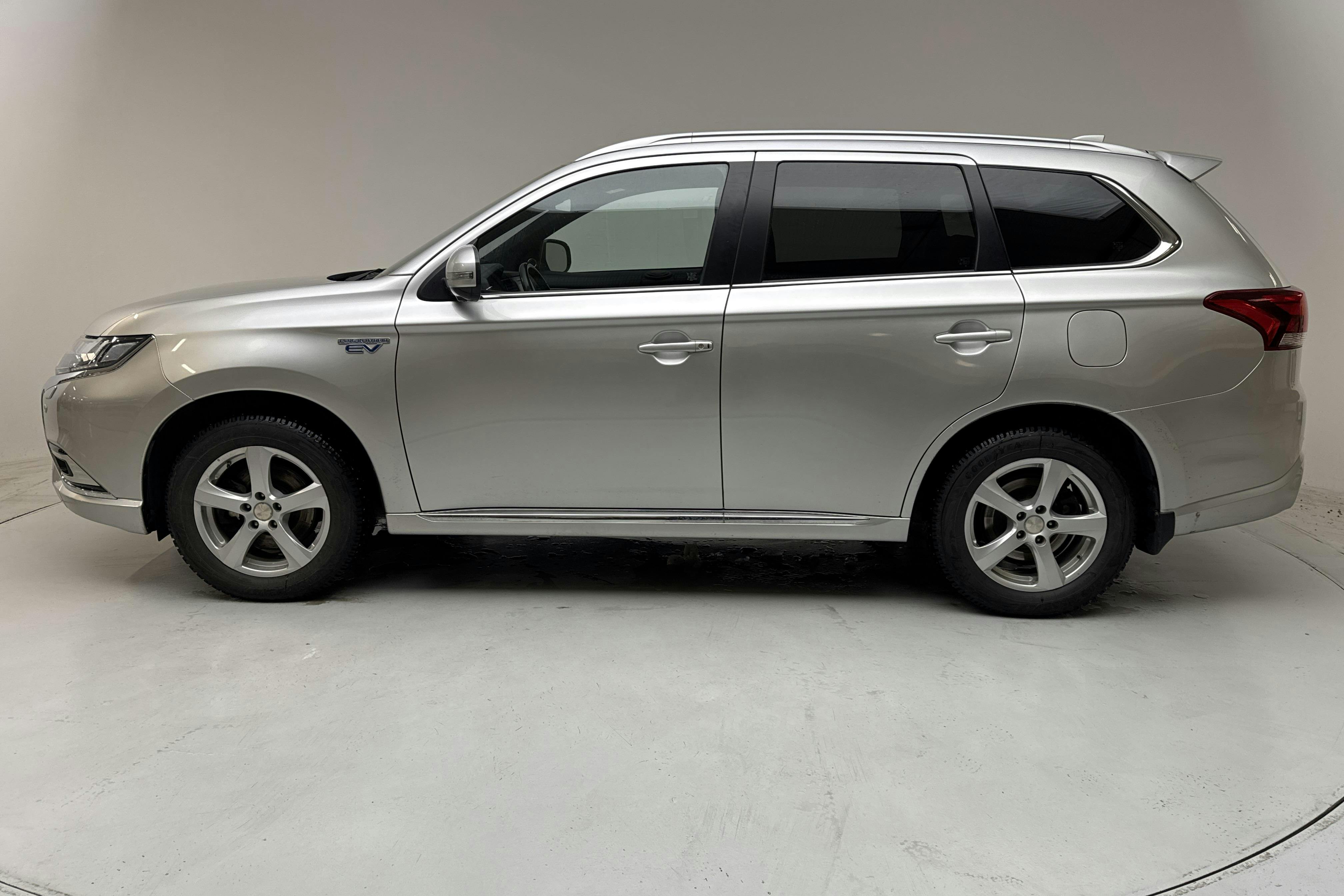 Præsentationsfoto 2 af 15: Mitsubishi Outlander 2.4 Plug-in Hybrid 4WD (136hk) - 130 100 kilometer - Salgsautomat - Sølv - 2020