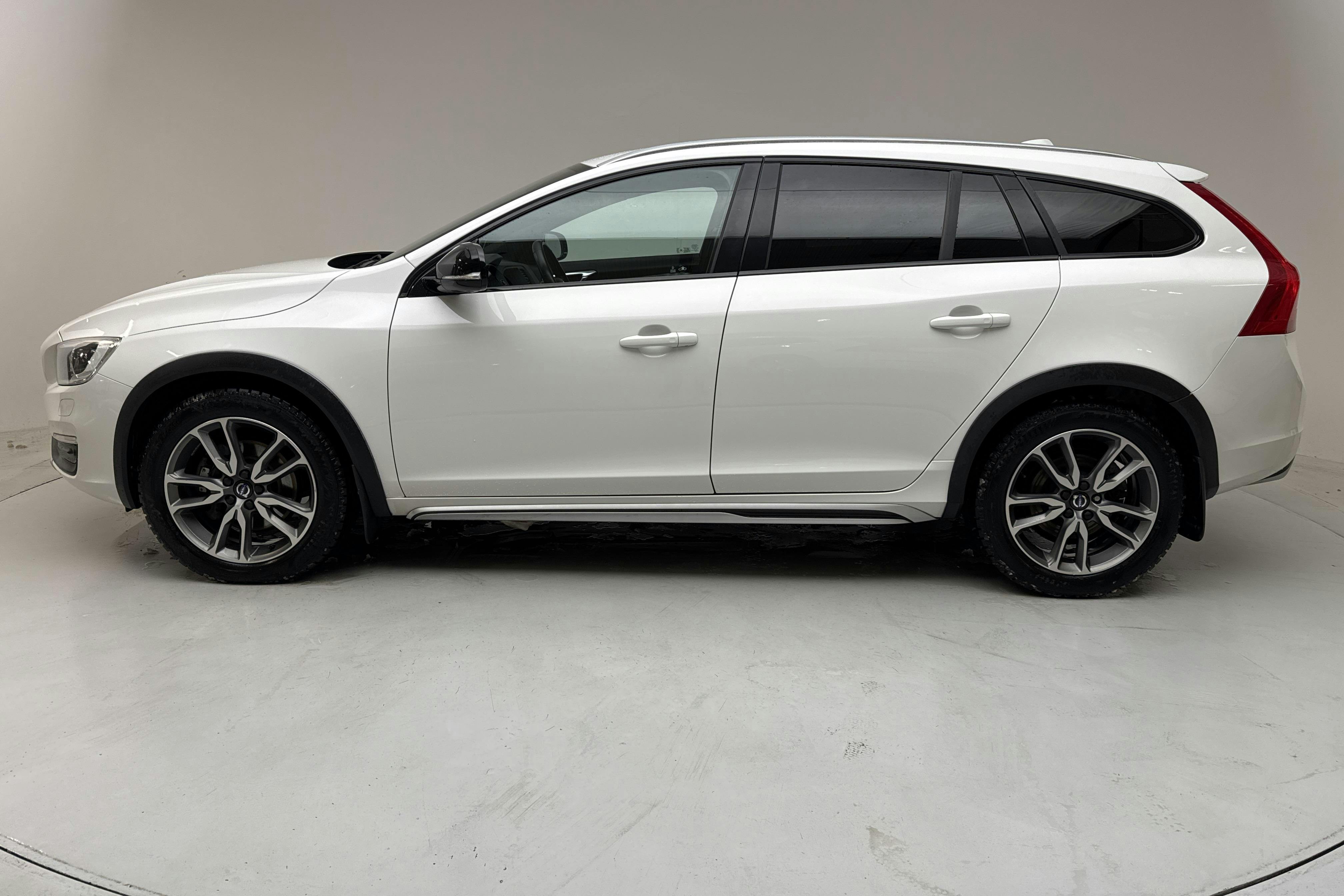 Zdjęcie prezentacyjne 2 z 12: Volvo V60 D4 Cross Country AWD (190hk) - 124 800 km - Automatyczna - biały - 2017
